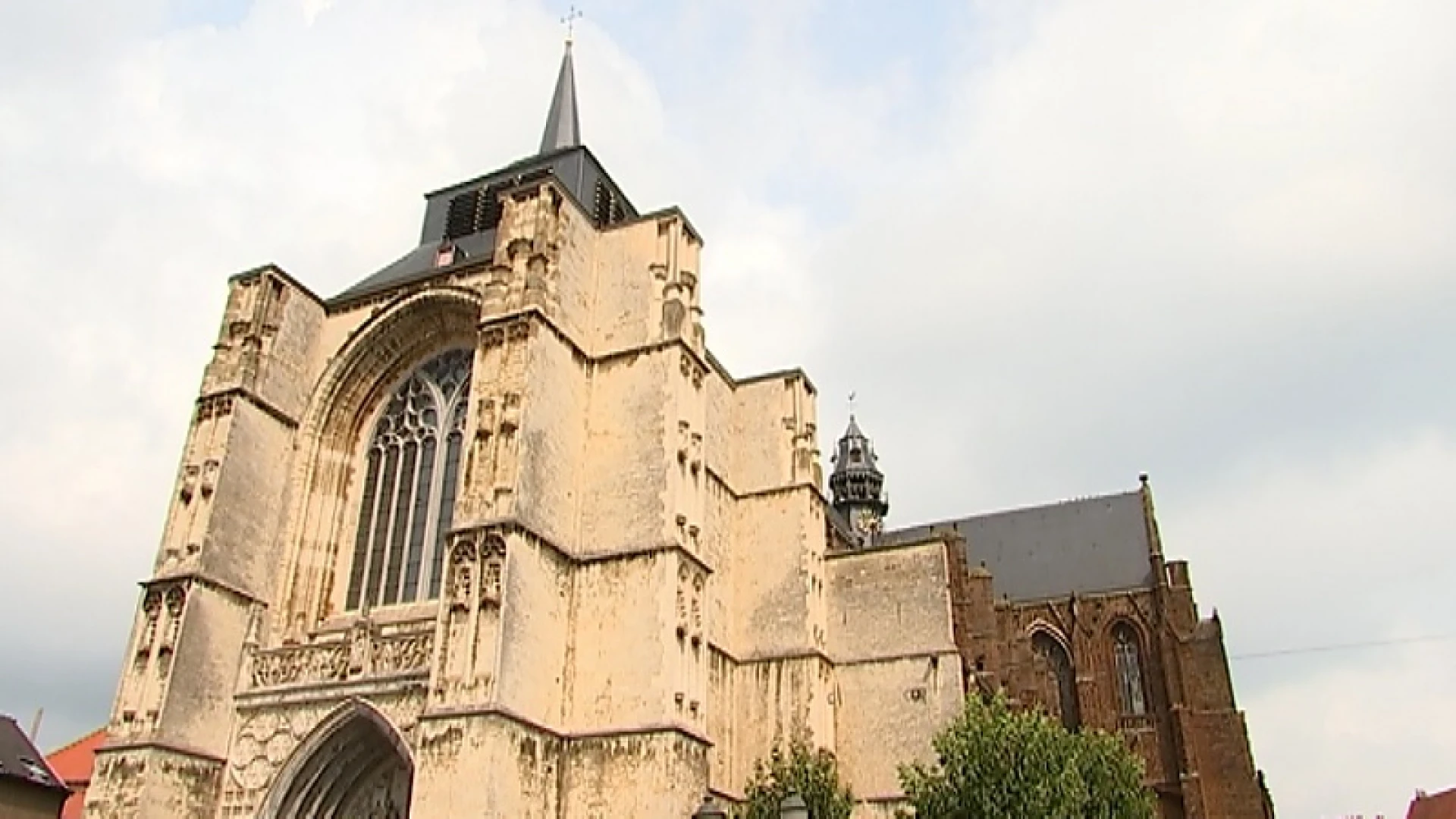 Kruis van Sint-Sulpitiuskerk helt gevaarlijk over