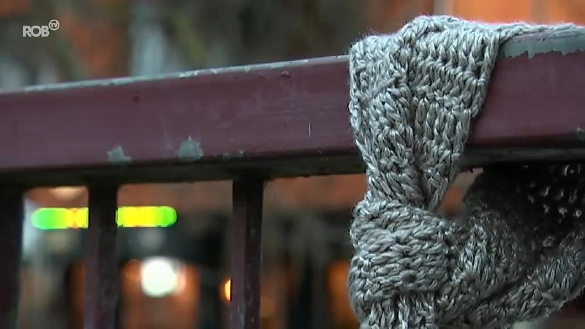 Hartverwarmend: weldoener breit gratis sjaals in Aarschot voor mensen die het koud hebben