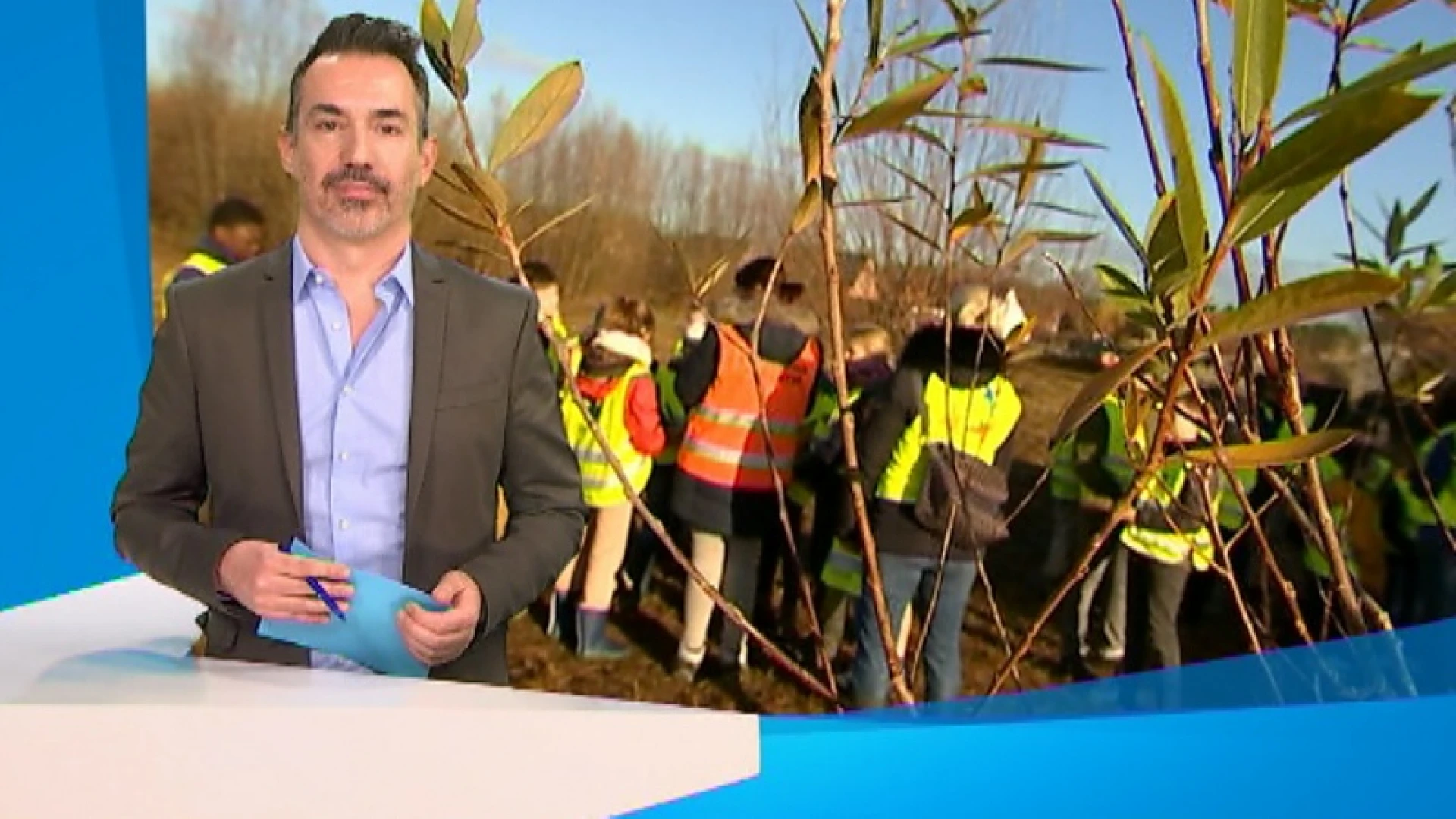 Leerlingen uit Kumtich planten speelbos om bomenkap te compenseren