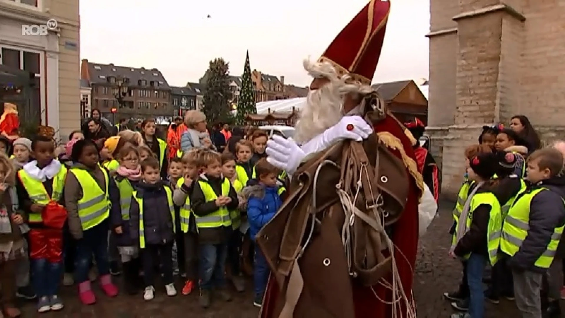 Sinterklaas springt met parachute uit helikopter op Grote Markt Tienen