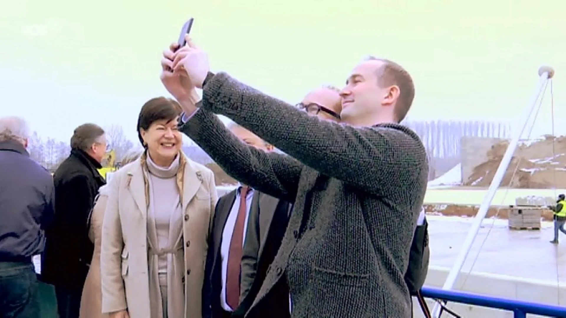 Minister Weyts opent nieuwe kaaimuur Hambos met selfie