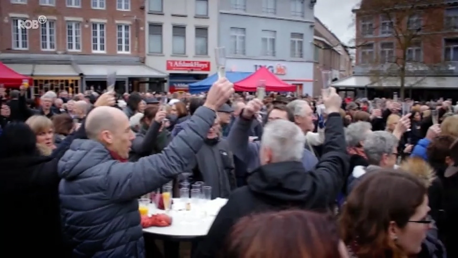 Aarschottenaars klinken op het nieuwe jaar met cava en livemuziek