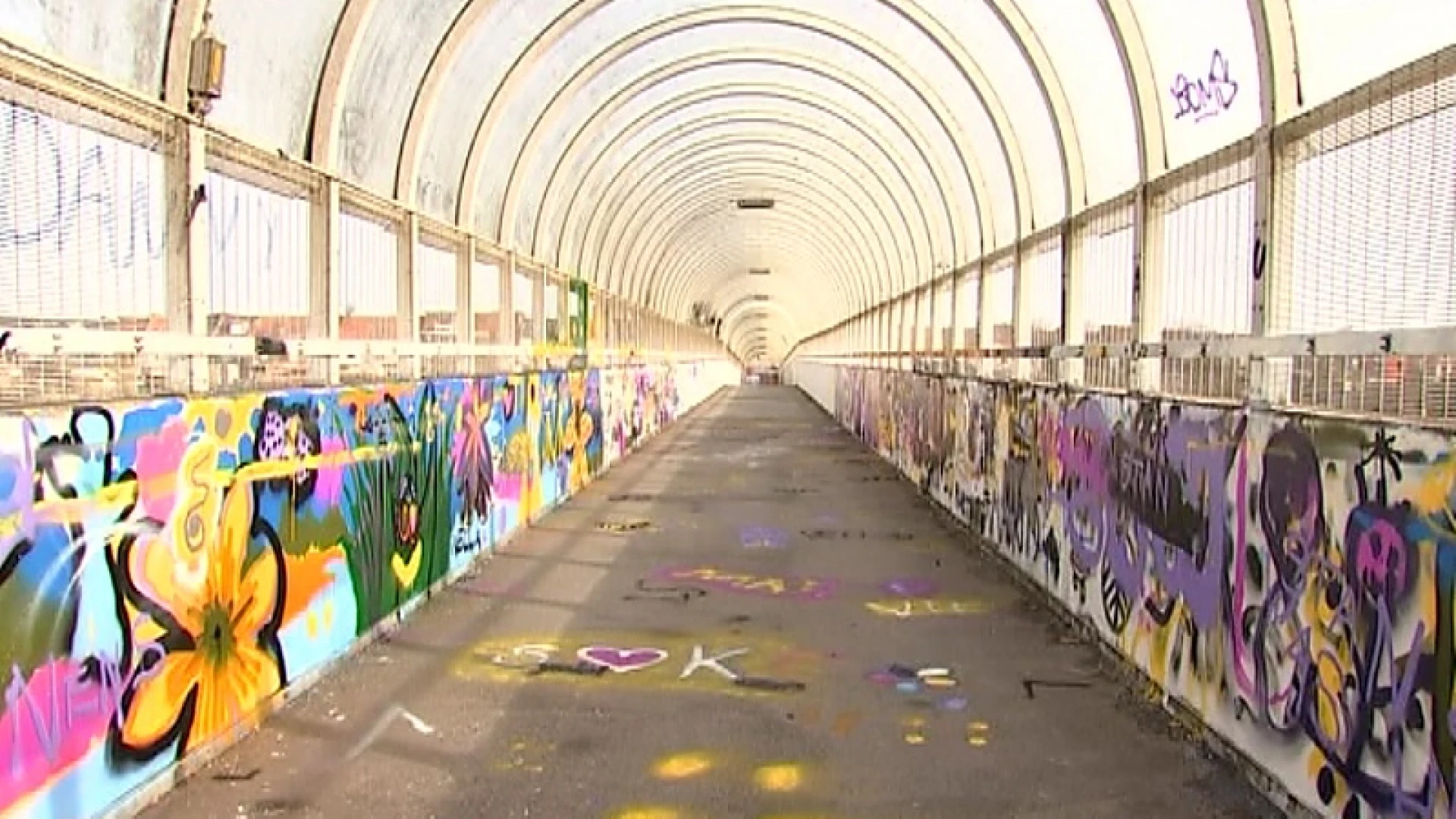 Graffiti illegaal? Jongeren mogen voor 1 dag hun spuitbus bovenhalen op Tivolibrug in Leuven