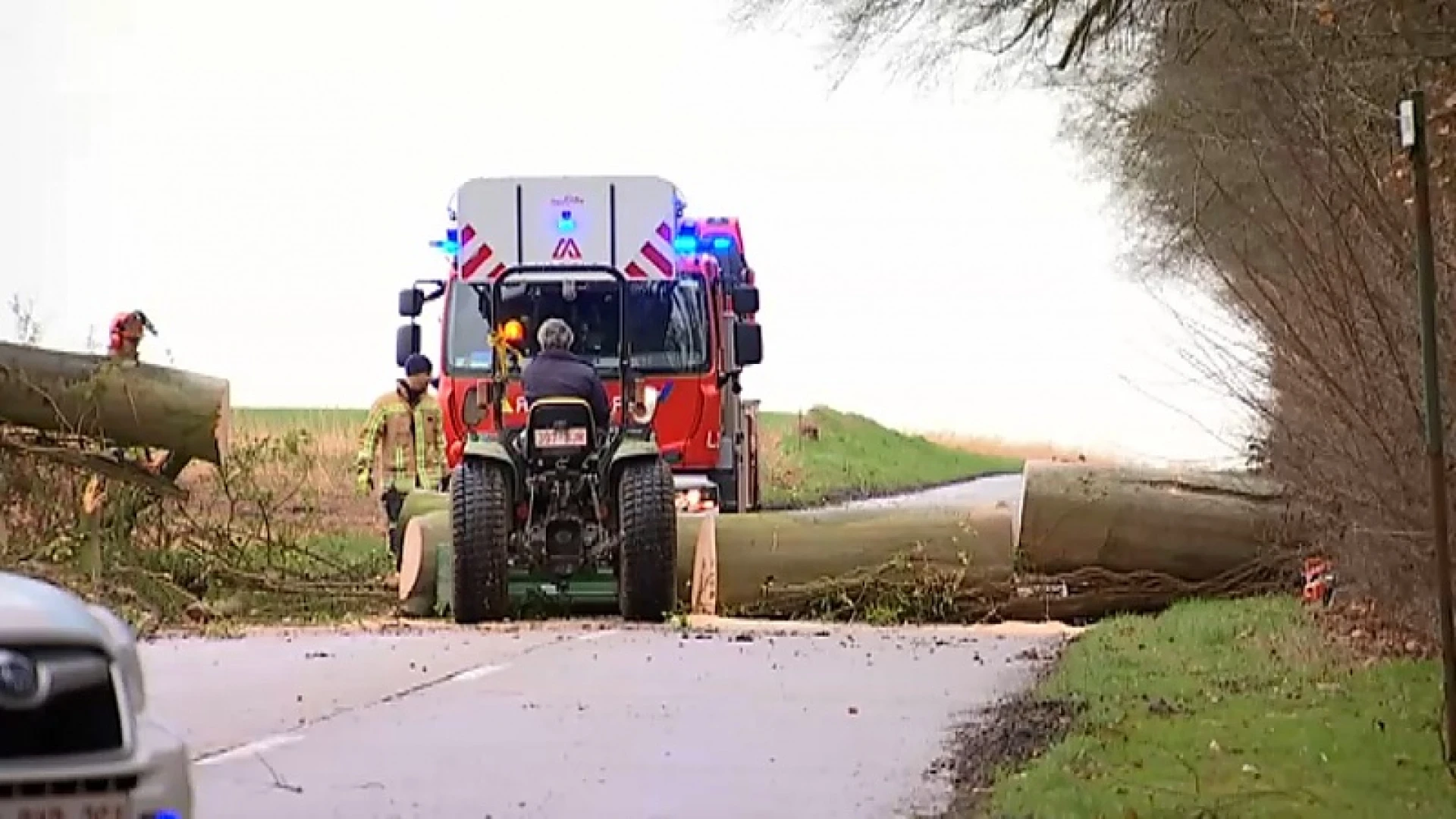 Noodweer laat zich voelen in regio: omgewaaide bomen en vuilnisbakken in het midden van de weg