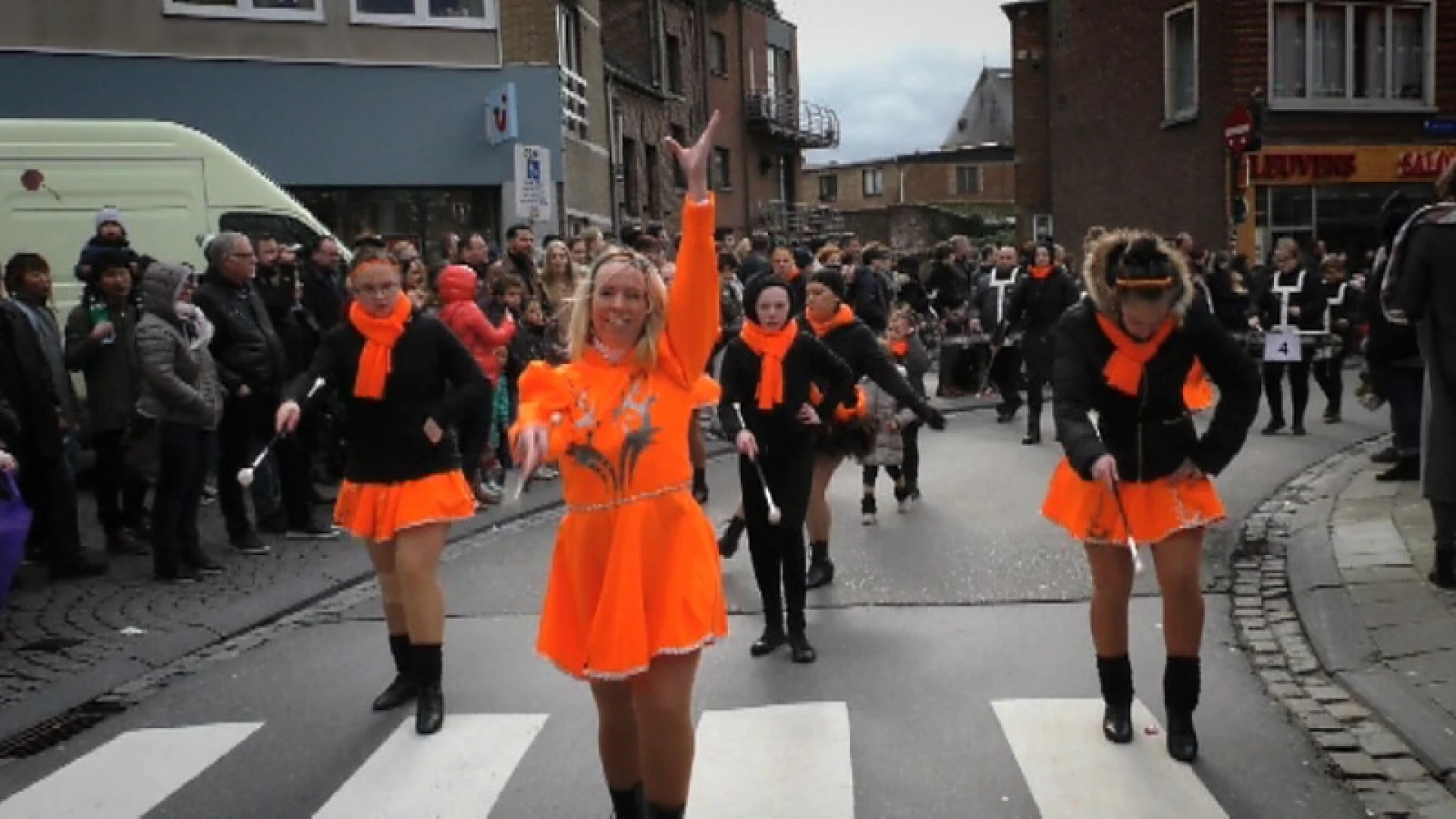 Zo viert Leuven bruisende carnaval door wind en regen