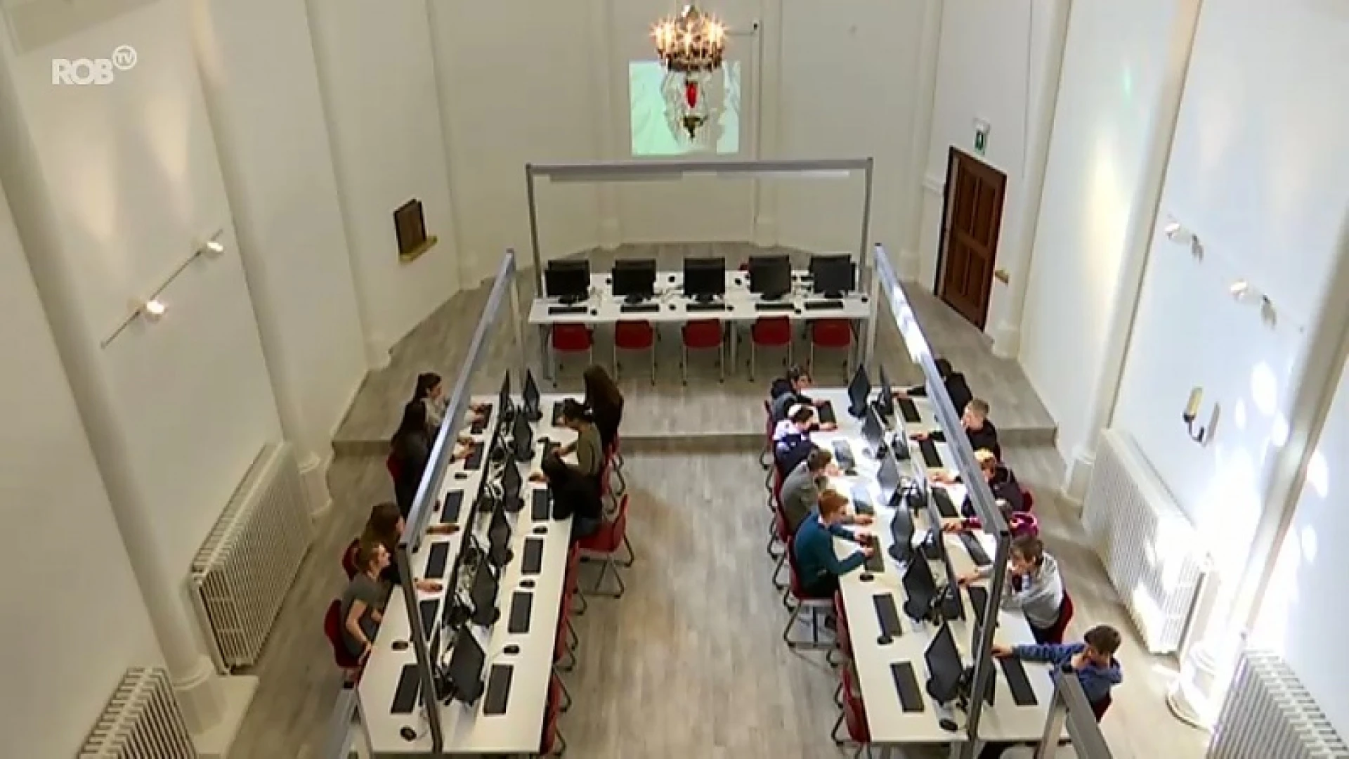 Is dit het klaslokaal van de toekomst? Leerlingen Sancta Maria Leuven volgen les in 150 jaar oude kapel