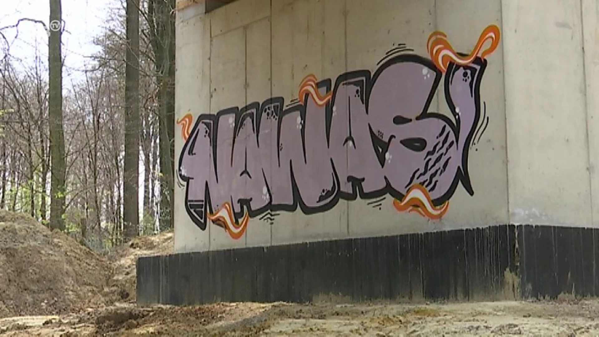 Nieuwe houten fietsers- en voetgangersbrug in Oud-Heverlee al na 3 weken beklad met graffiti