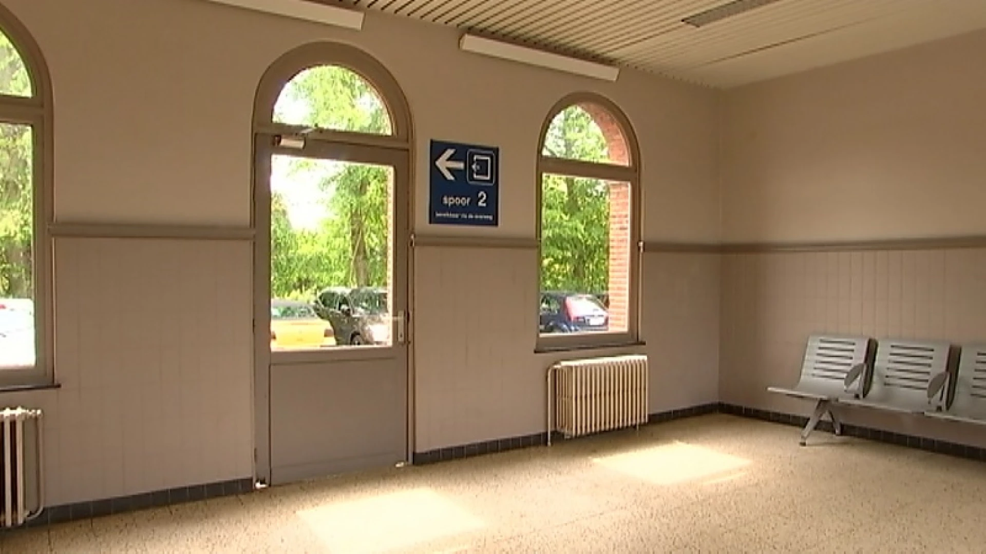Oud stationsgebouw kopen om in te wonen? Het kan voor een spotprijsje in Zichem!