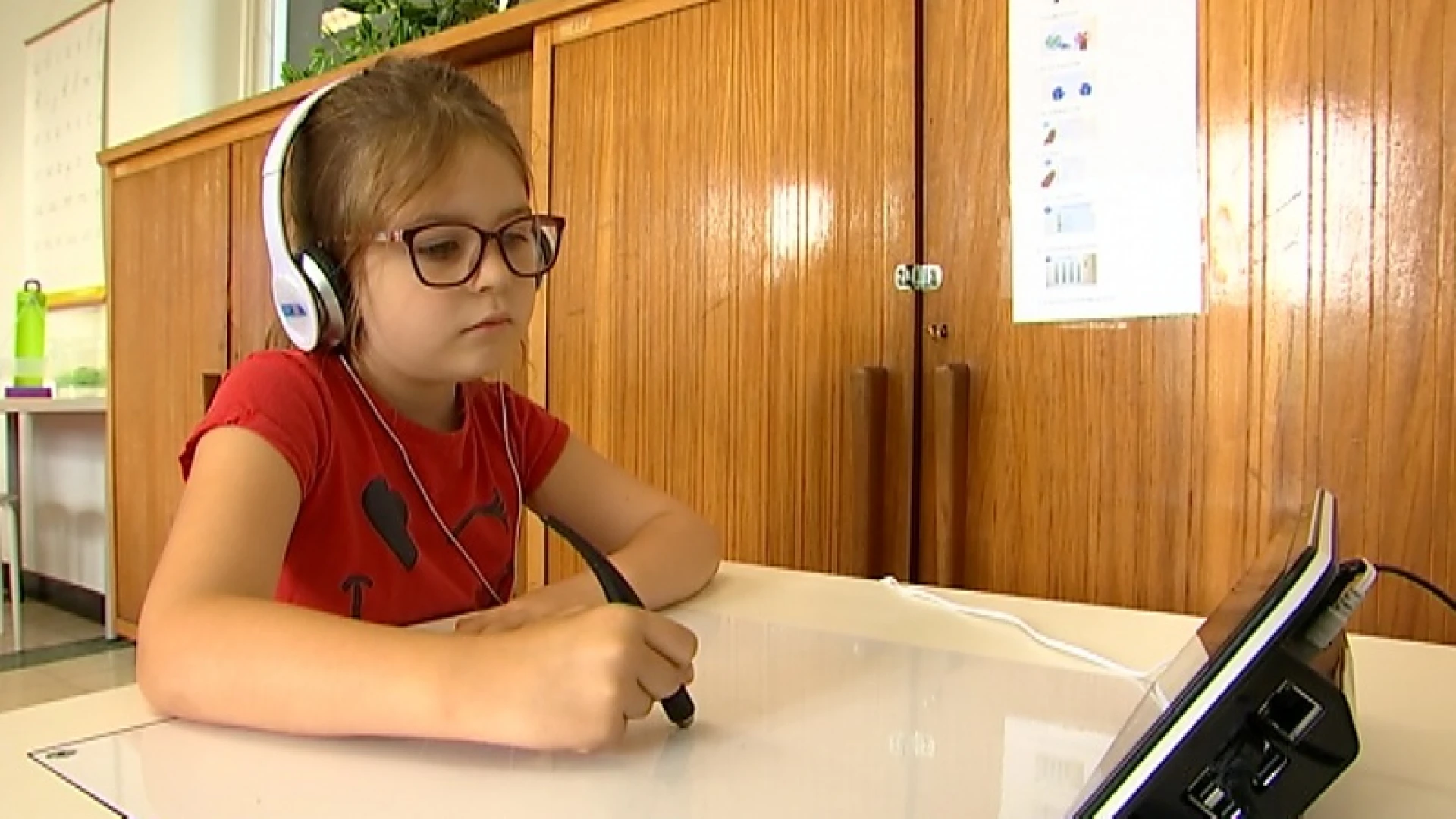 Kinderen van 'De Prins' in Diest leren schrijven met een robot