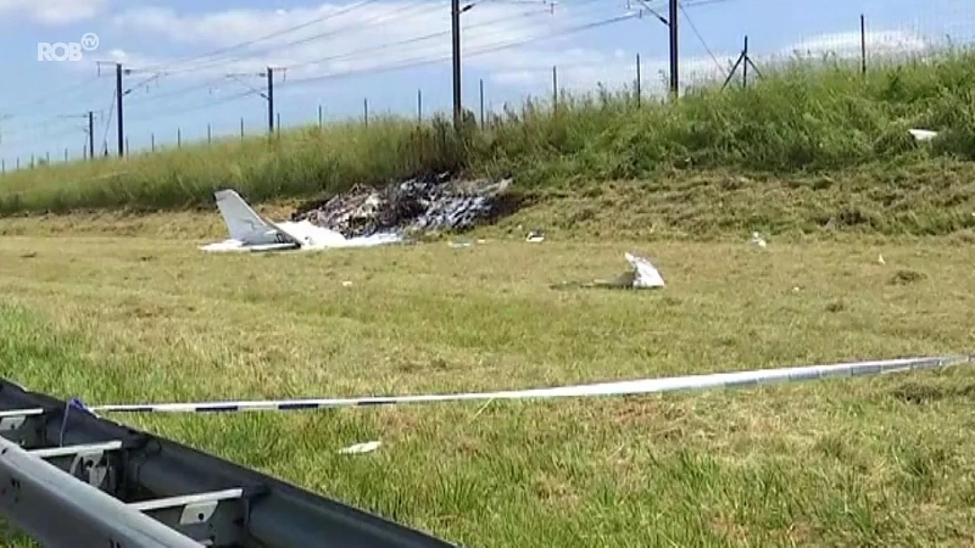 Sportvliegtuigje stort neer in berm langs E40 in Landen, twee inzittenden overleven als bij wonder de crash