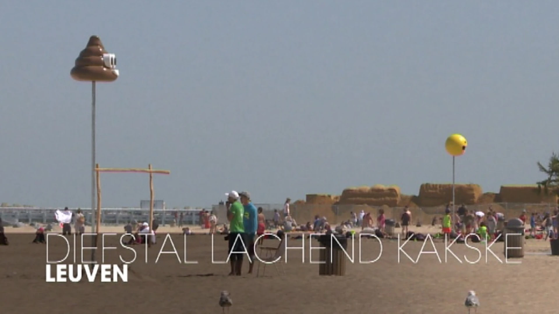 Leuvense jongeren die 'lachend kakske' stalen, gaan strand van Oostende opruimen als straf