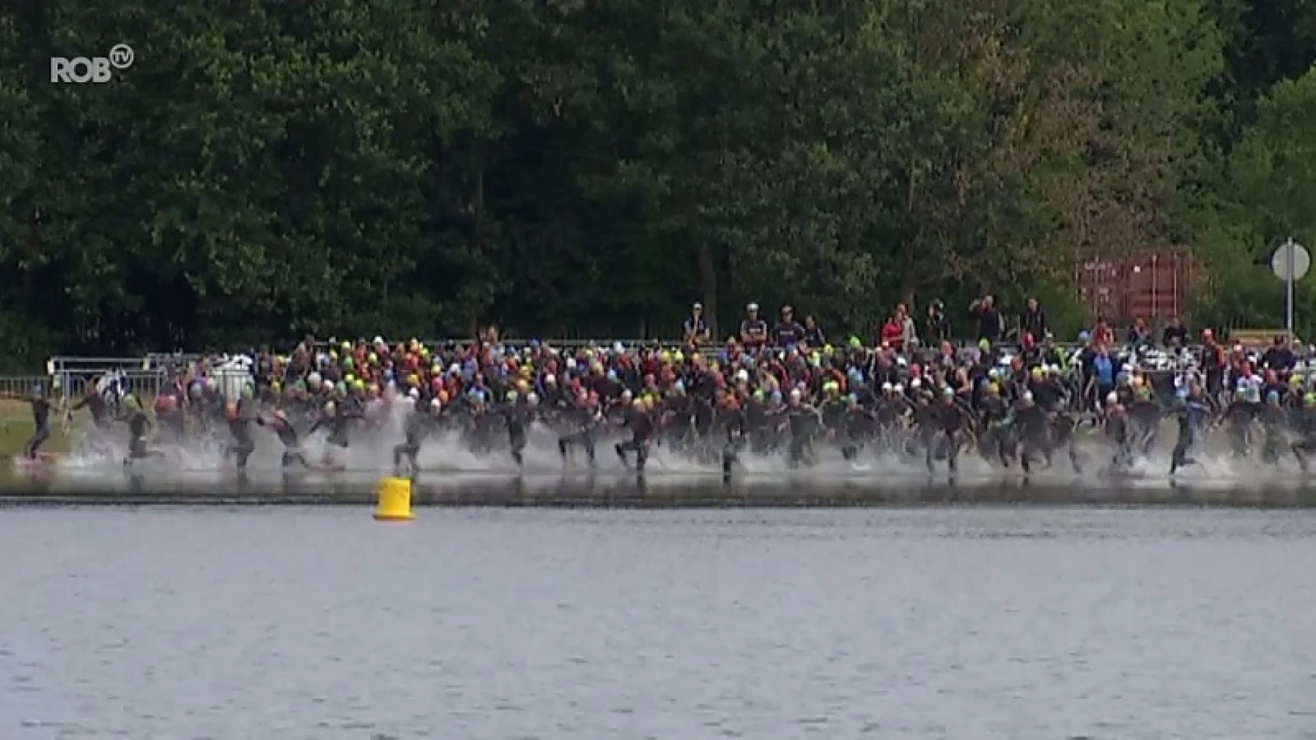 Zwemmen, fietsen en lopen: 600 sportievelingen wagen zich aan Plastriathlon