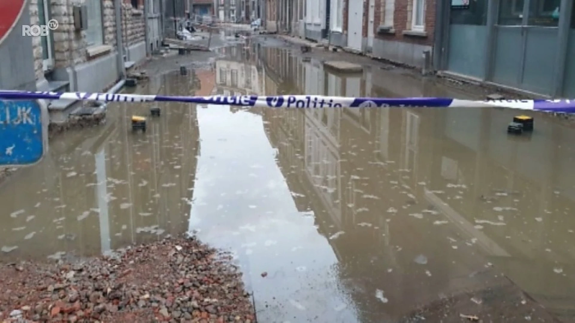 Schrijnmakersstraat in Leuven verandert in kleine rivier door waterlek