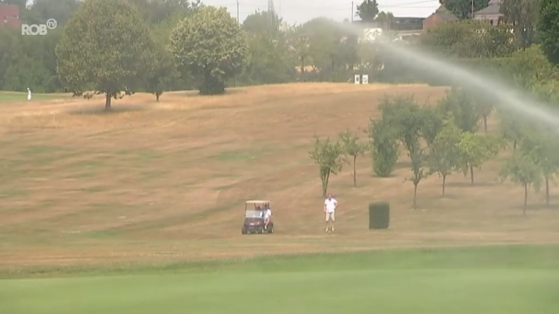 Golfclubs hebben handen vol om terreinen groen te houden tijdens hitte