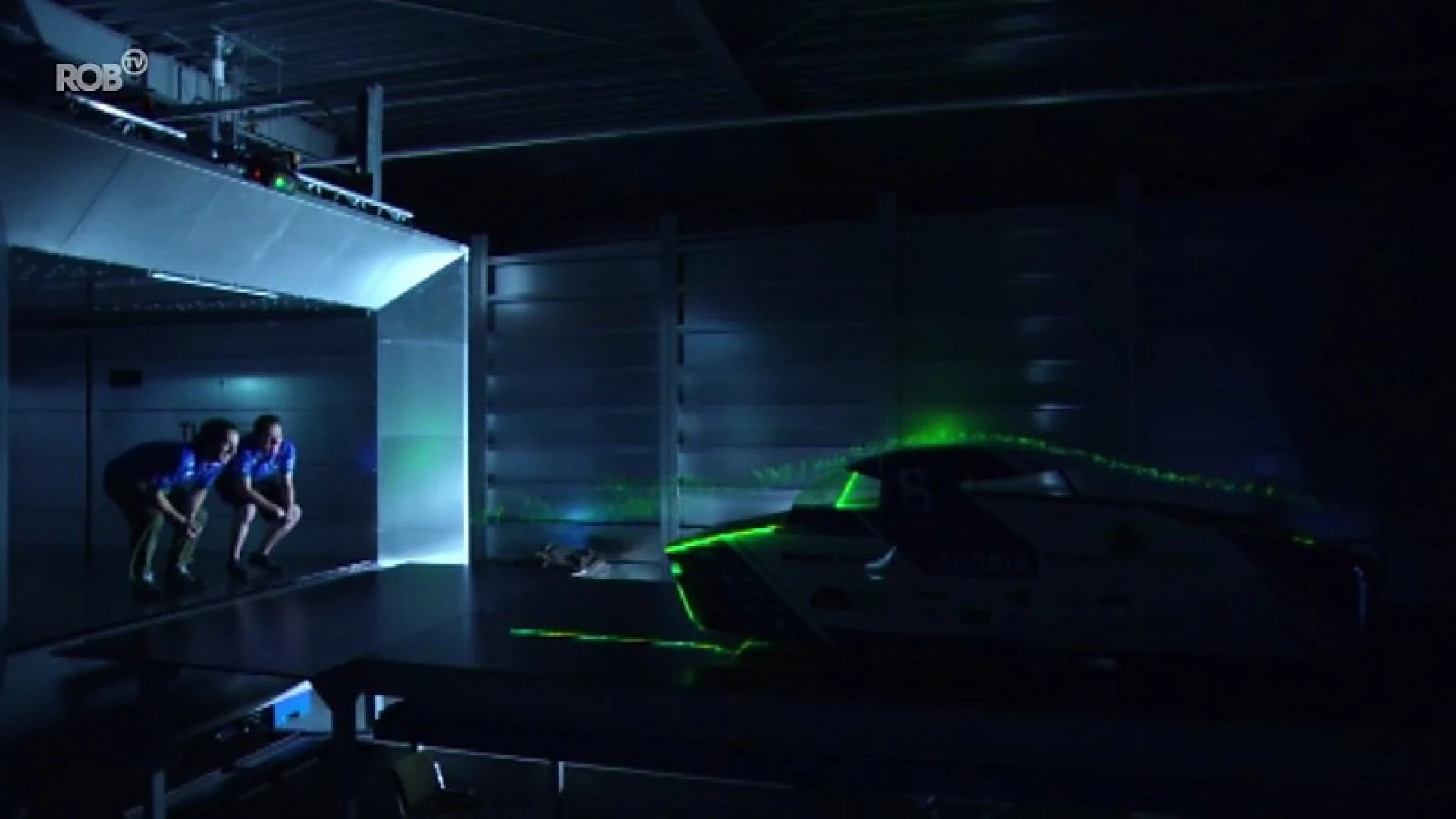 Studenten KU Leuven testen nieuwe zonnewagen in windtunnel