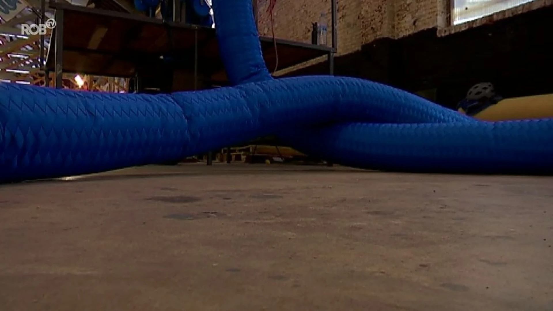 Kunstenaar Ief Spincemaille maakt reuzengrote touwen om op te zitten en klimmen aan Hal 5 in Kessel-Lo