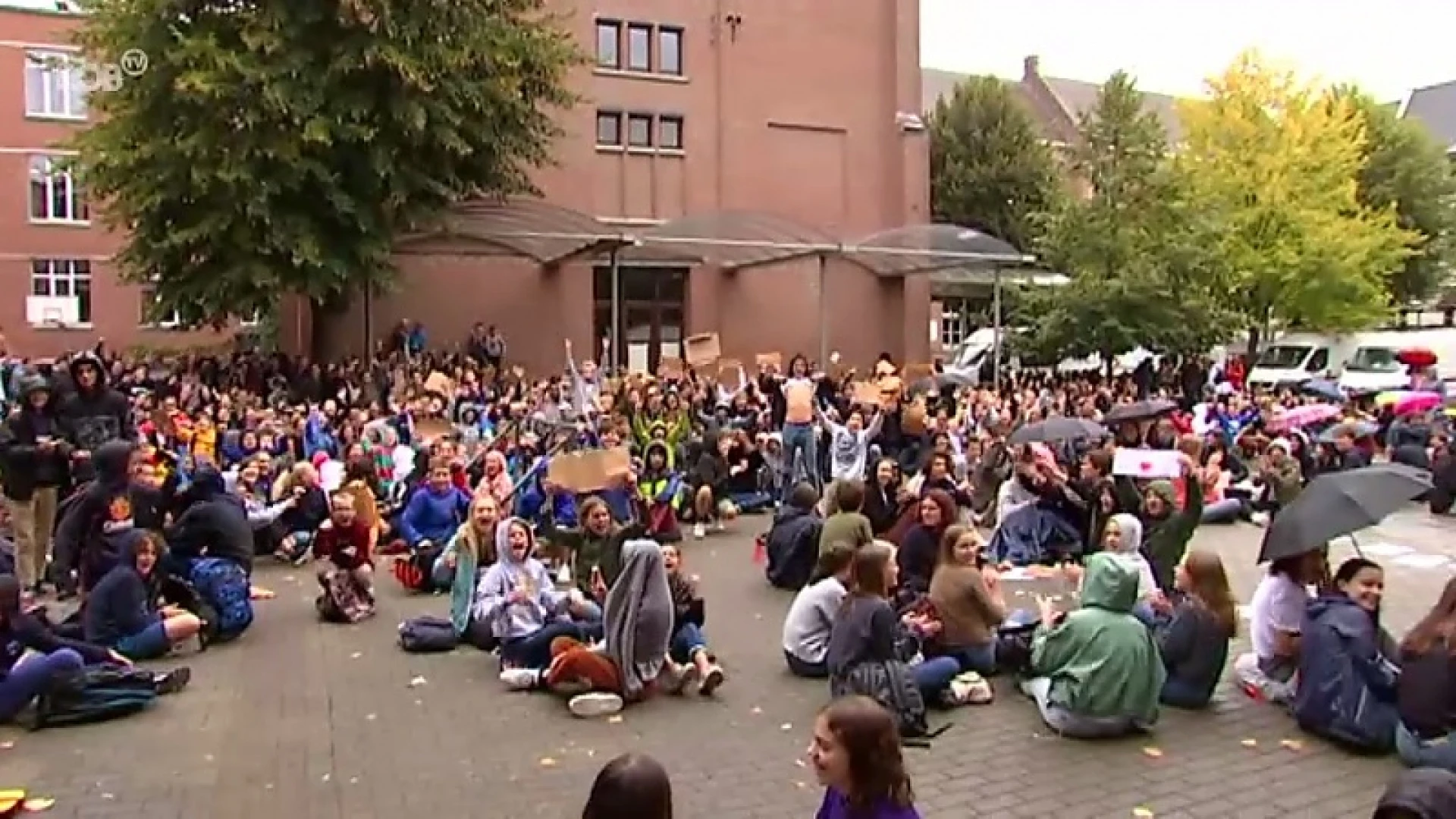 Rumoerige zitstaking op de speelplaats tegen geplande fusie van drie Leuvense secundaire scholen