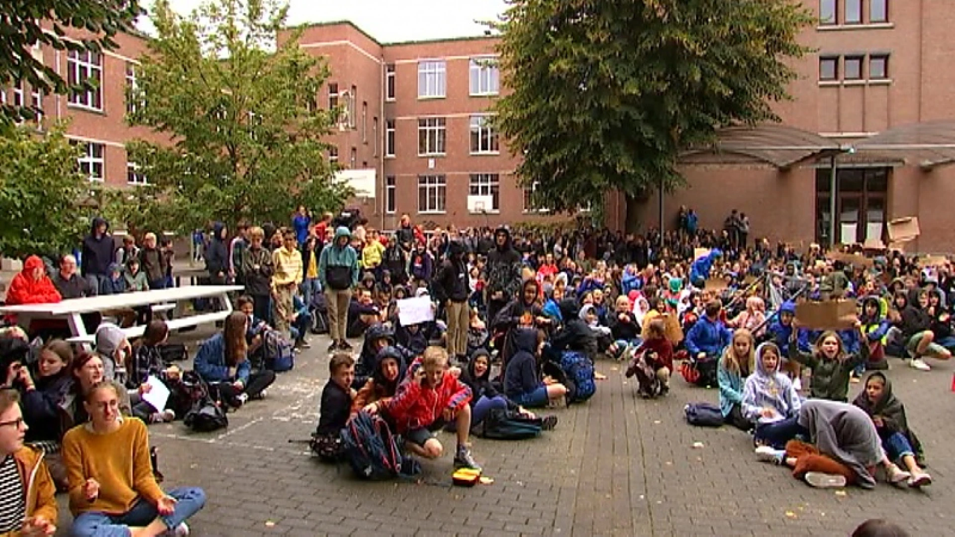 Leerlingen van Sint-Pieterscollege zitten samen met Raad van bestuur