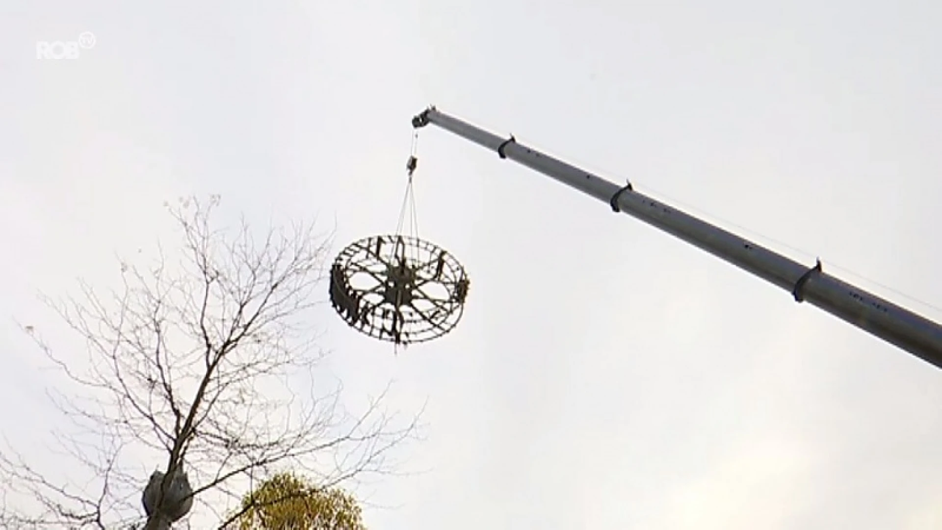 Grote kraan haalt bekende watermolen van Arenberg-kasteel over gebouw voor renovatie