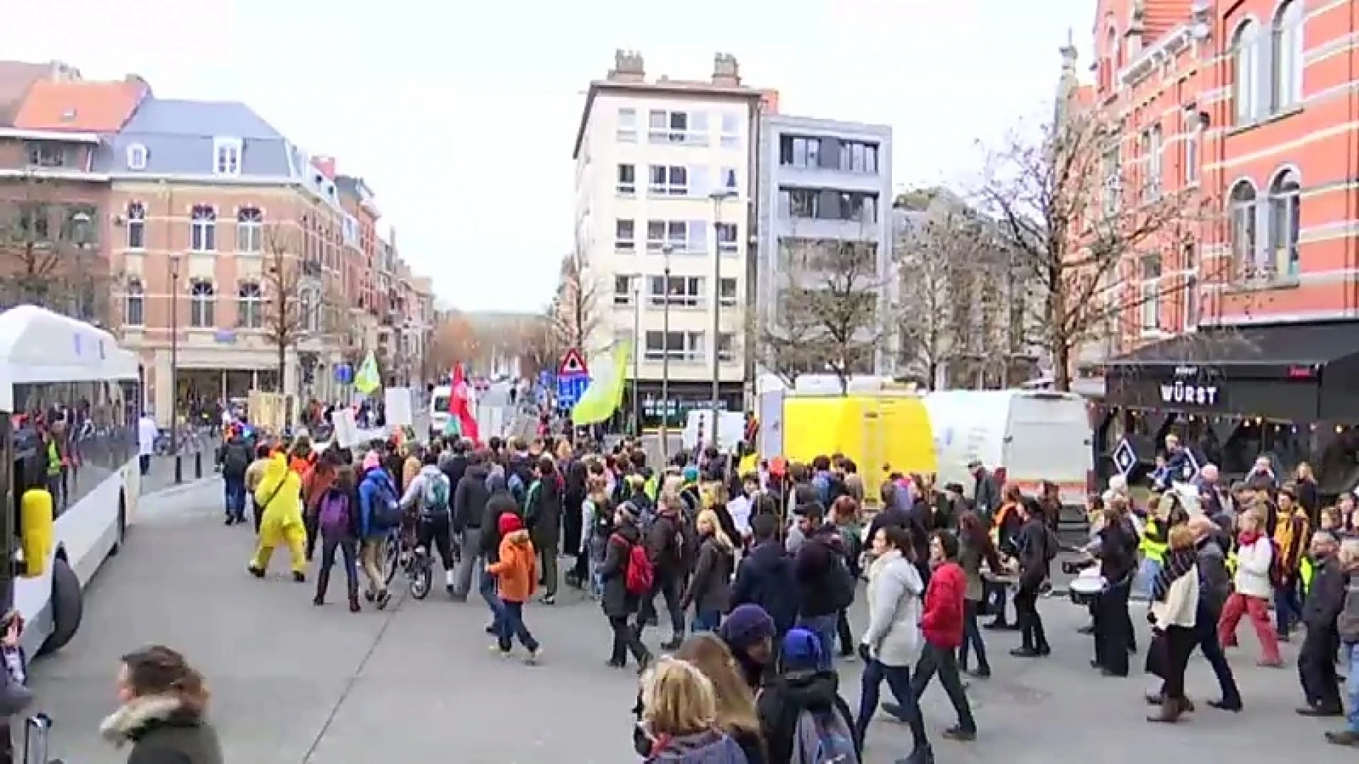300 klimaatbetogers trekken door Leuvense binnenstad voor 'Global Strike for Future'
