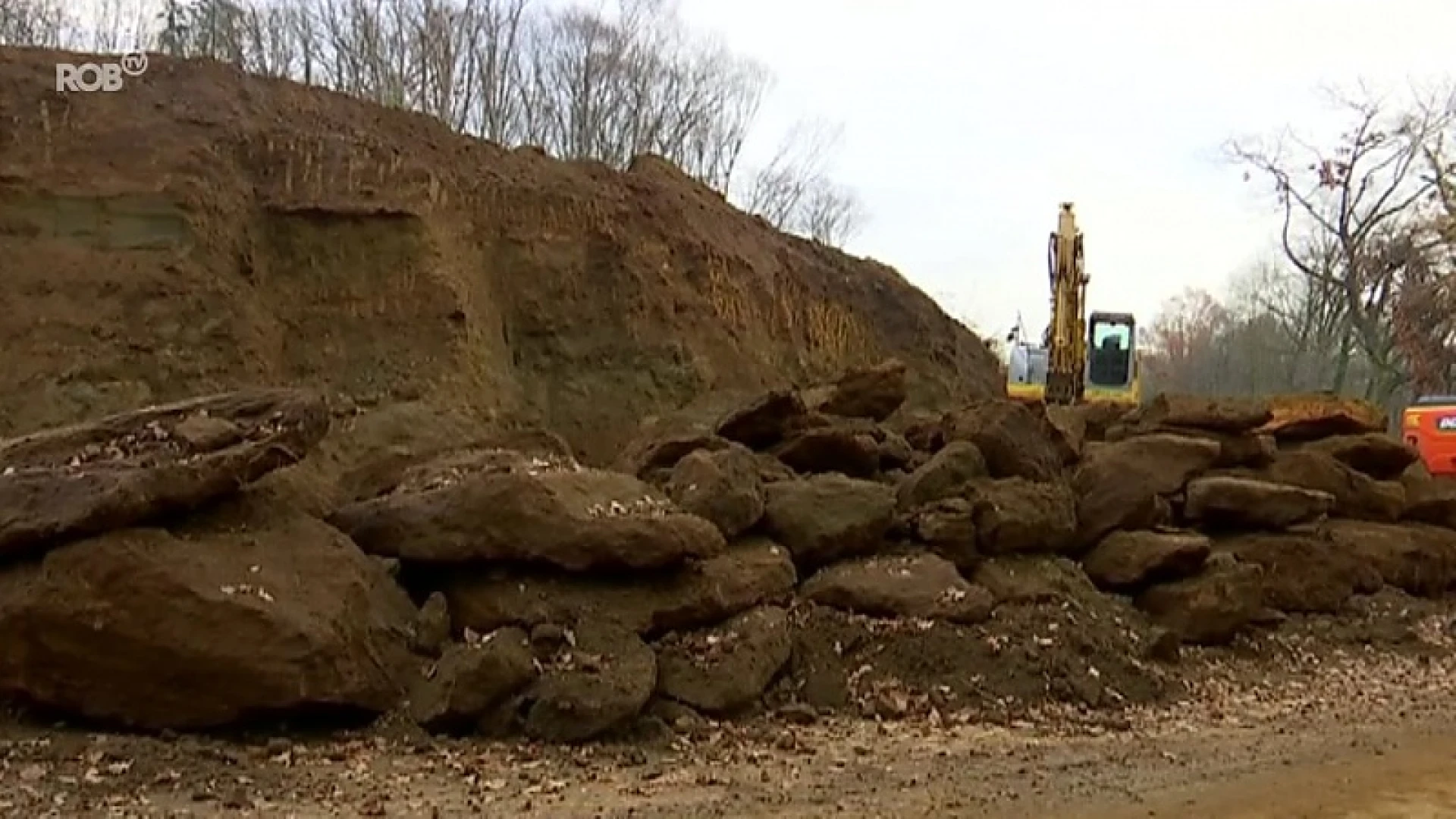 Wegenwerken aan de Langeberg in Molenstede zorgen voor grote ijzerzandsteengroeve