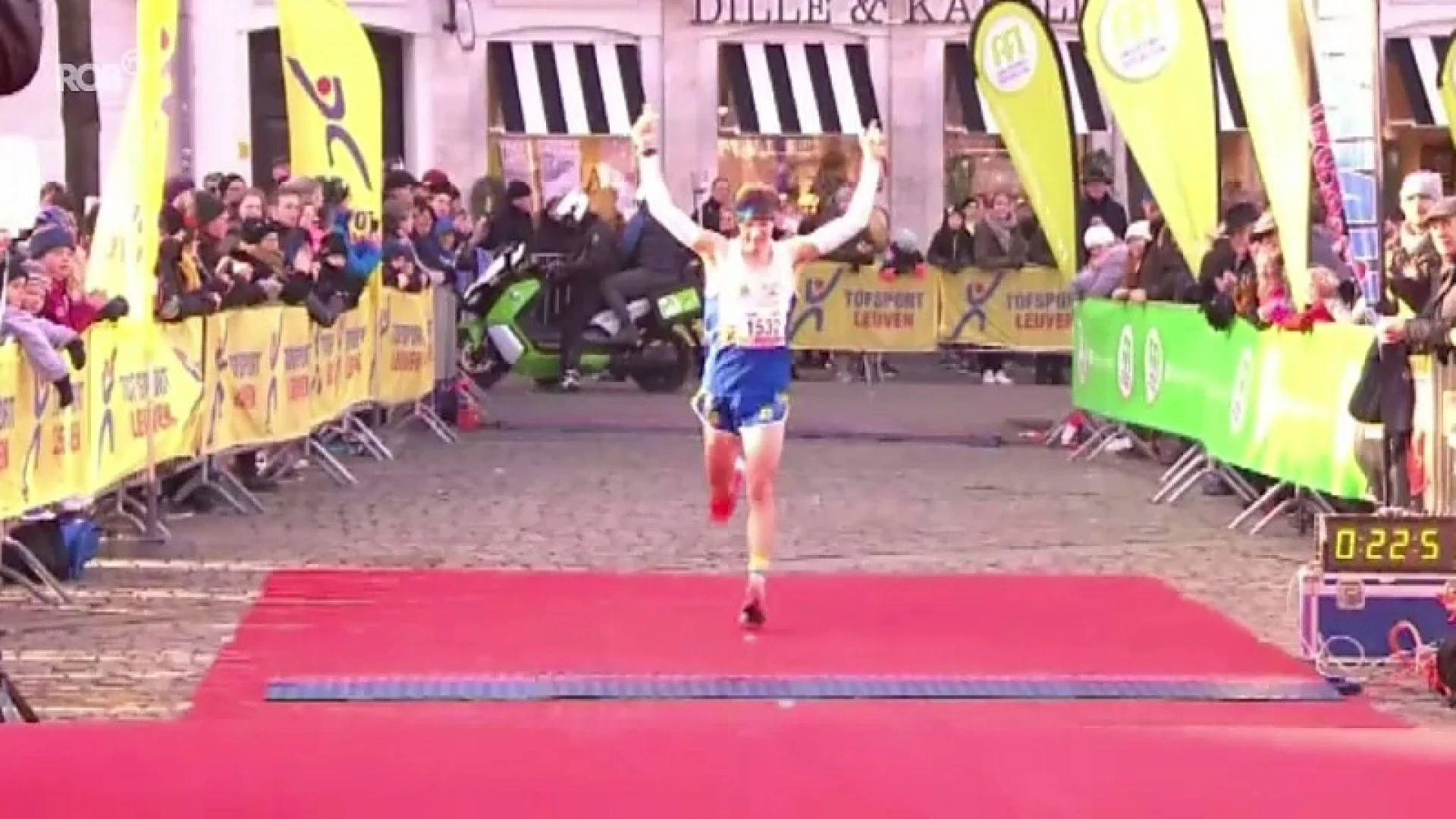 Joanthan Wayaffe wint de 8km bij de mannen: "Stelselmatig in ritme gekomen"