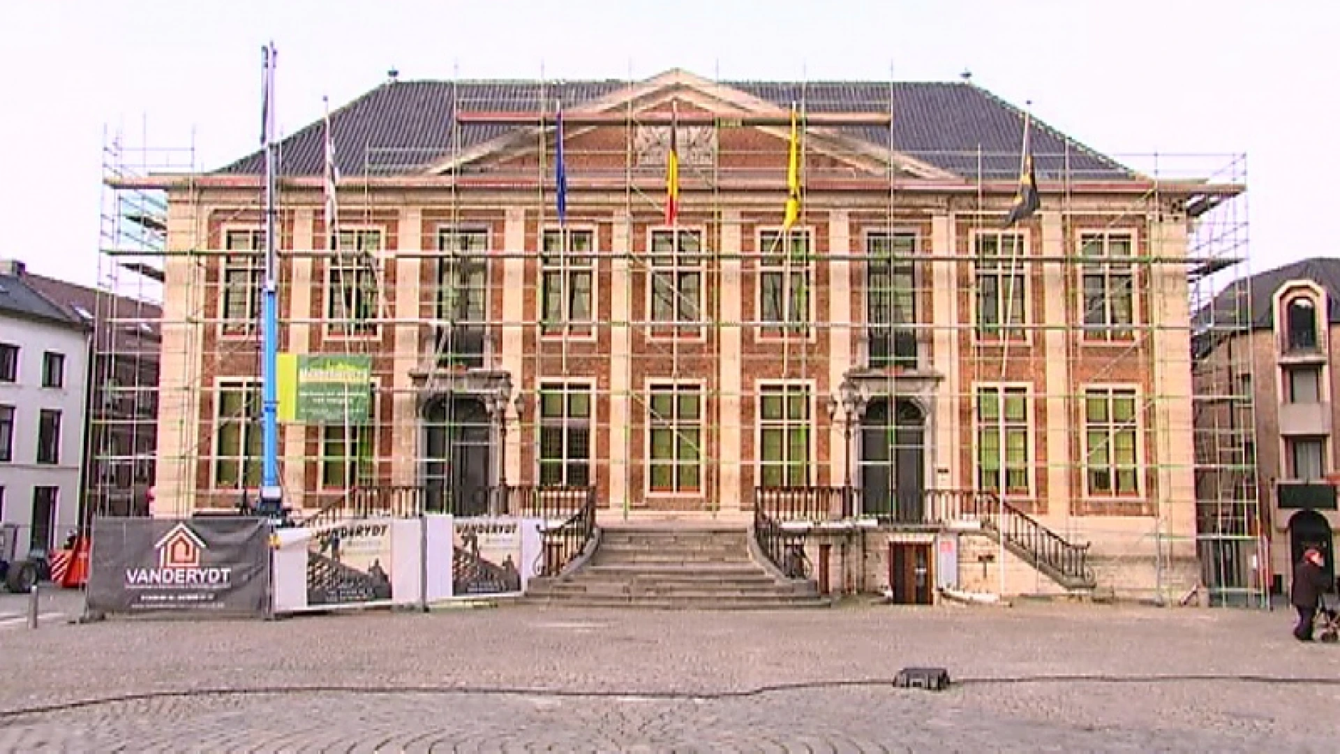 Het stadhuis van Diest staat vanaf deze week twee maanden lang achter stellingen