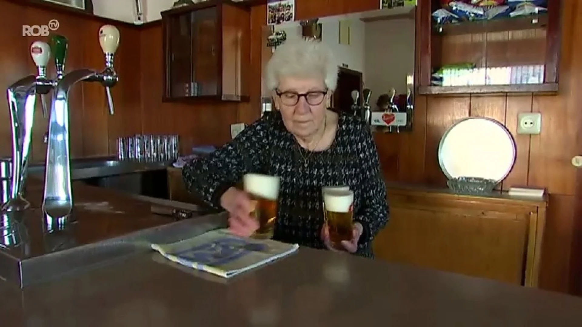 Paula (91) houdt nog steeds café open in Bierbeek: "Ik krimp elke dag, dus ik kan minder goed aan de tapkraan"