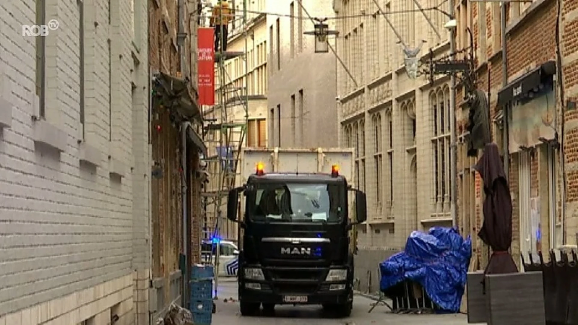 Vrachtwagen rijdt tegen stelling in Muntstraat in Leuven