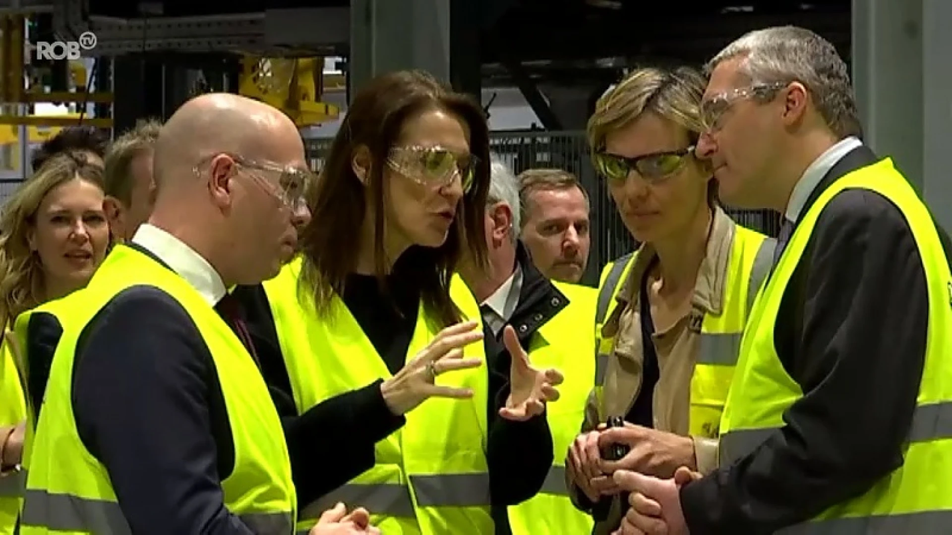 Premier Sophie Wilmès vult eerste blikjes bier in gloednieuwe verpakkingshal Hoegaarden Brouwerij