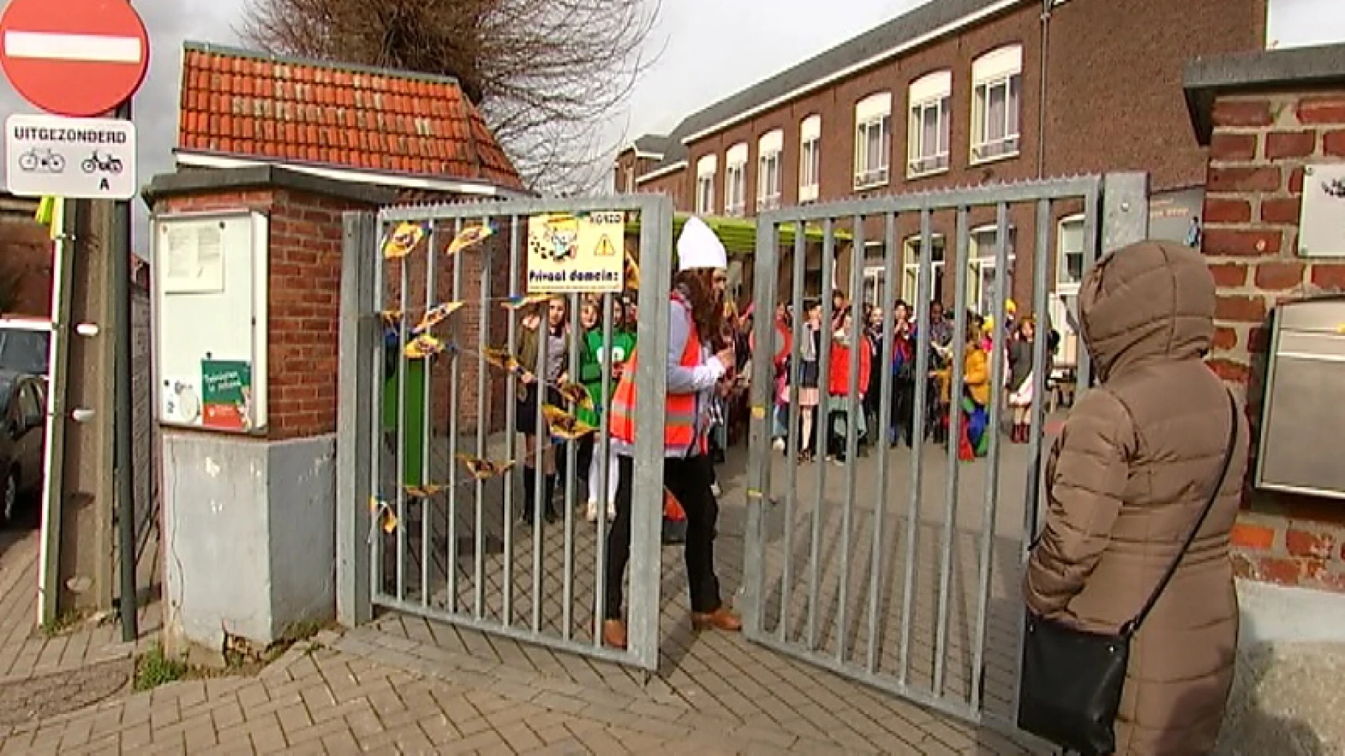Carnaval op school: in Hakendover trok kindercarnavalstoet door het dorp