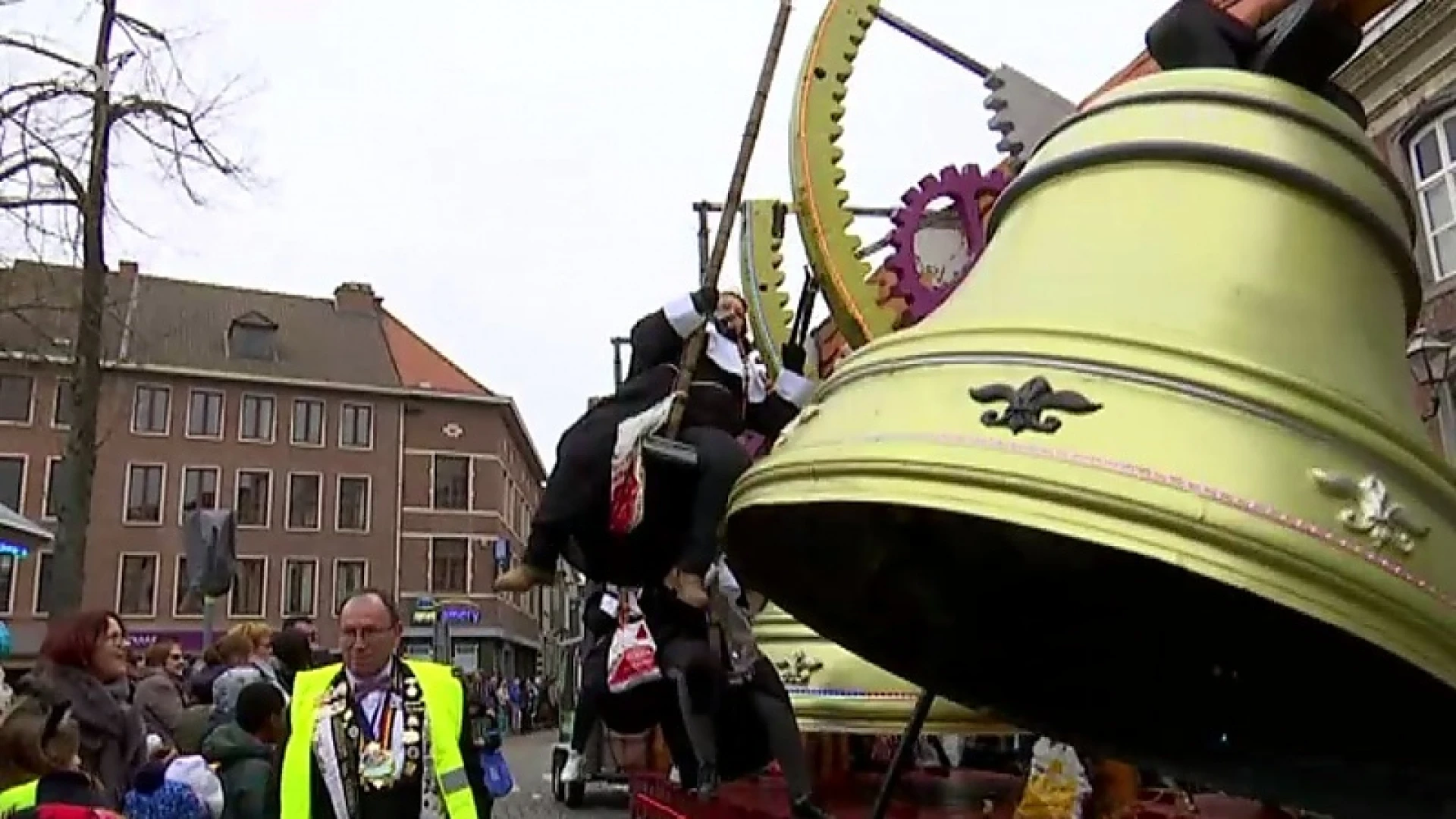 Jong en oud genieten van carnavalstoet in Tienen