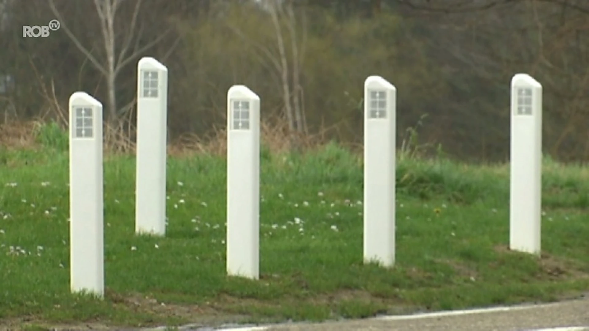 50 paaltjes in berm in Veltem-Beisem moeten wildparkeerders tegenhouden