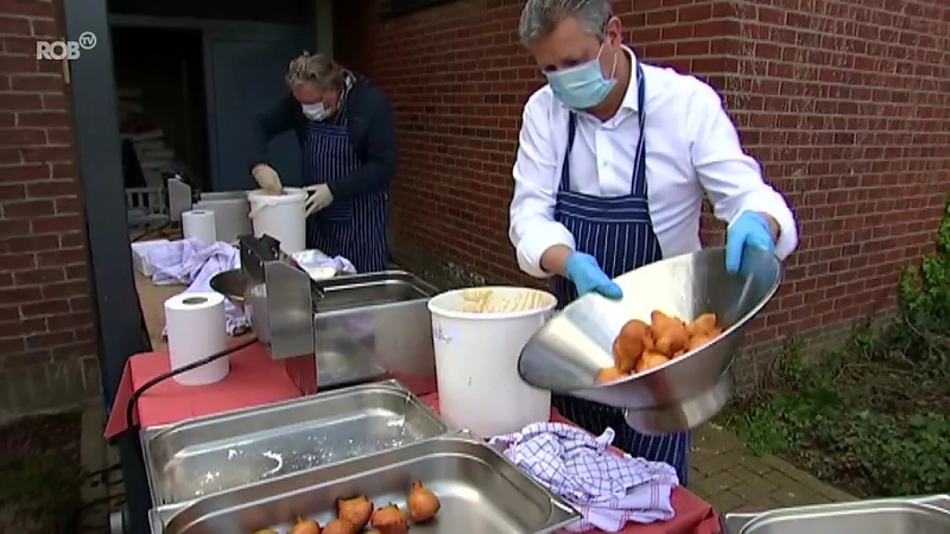 Restaurant De Brug trakteert rusthuisbewoners op smoutebollen