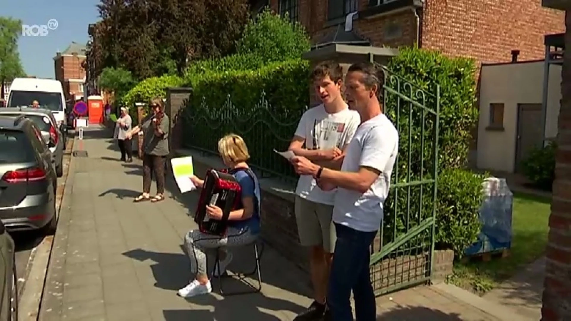 Hoofdafbeelding voor artikel Bewoners Leo Dartelaan zingen…