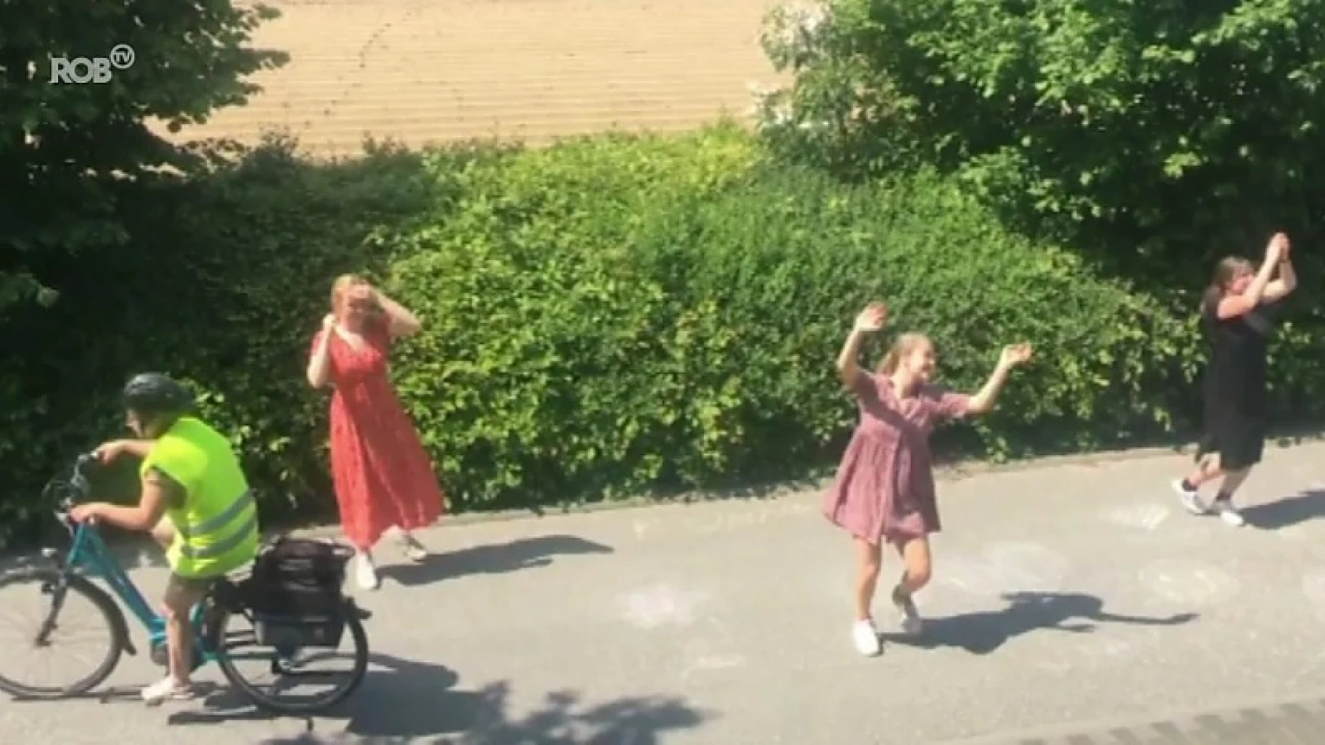 Studente uit Heverlee danst met vriendinnen voor WZC de Wingerd om bewoners te laten bewegen