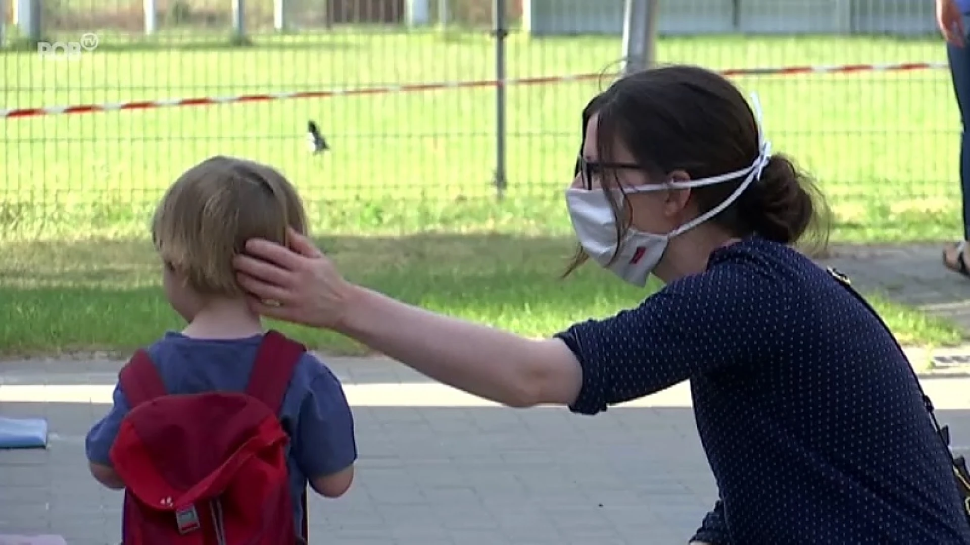 Ouders zetten kleuters af aan de schoolpoort: "We hebben nu een klein beetje meer rust"