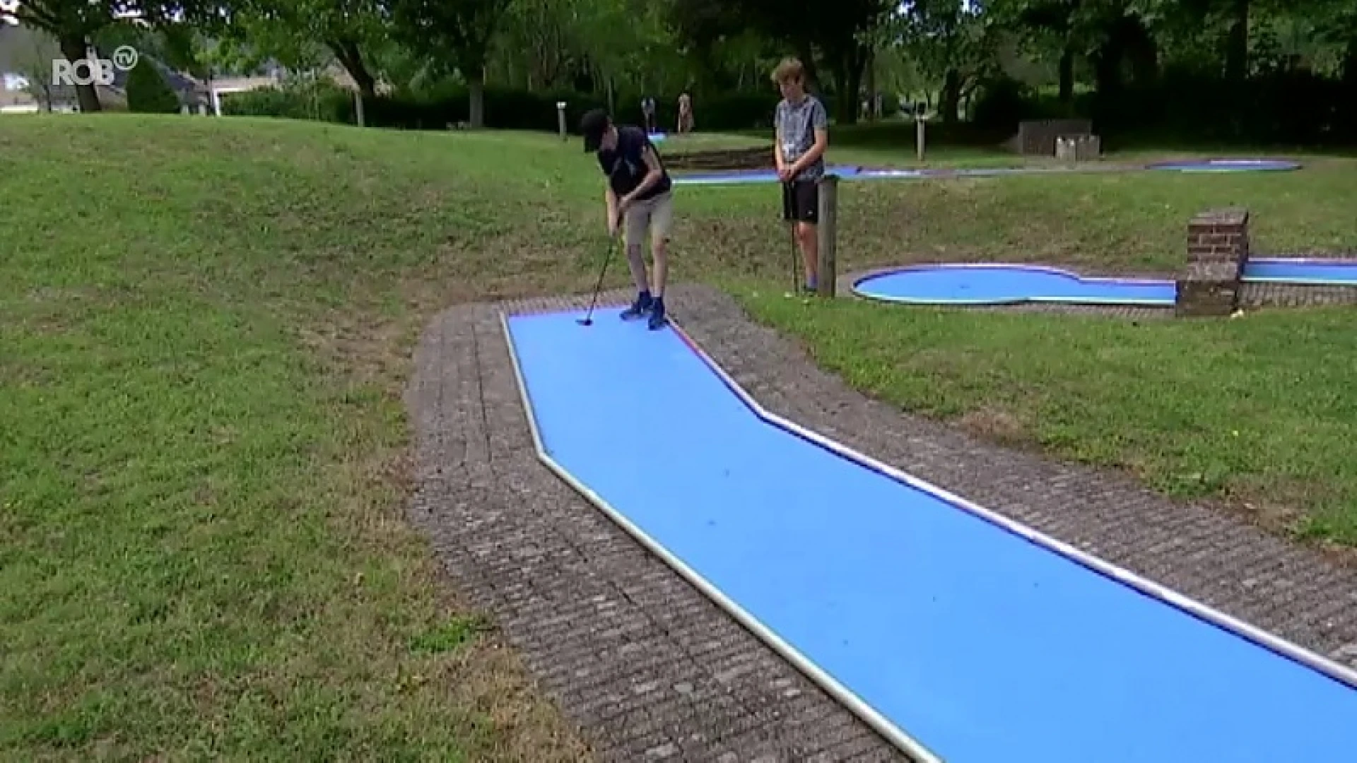 Vince en Leon zijn de eerste minigolfers op het vernieuwe minigolfterrein in het Vianderpark in Tienen