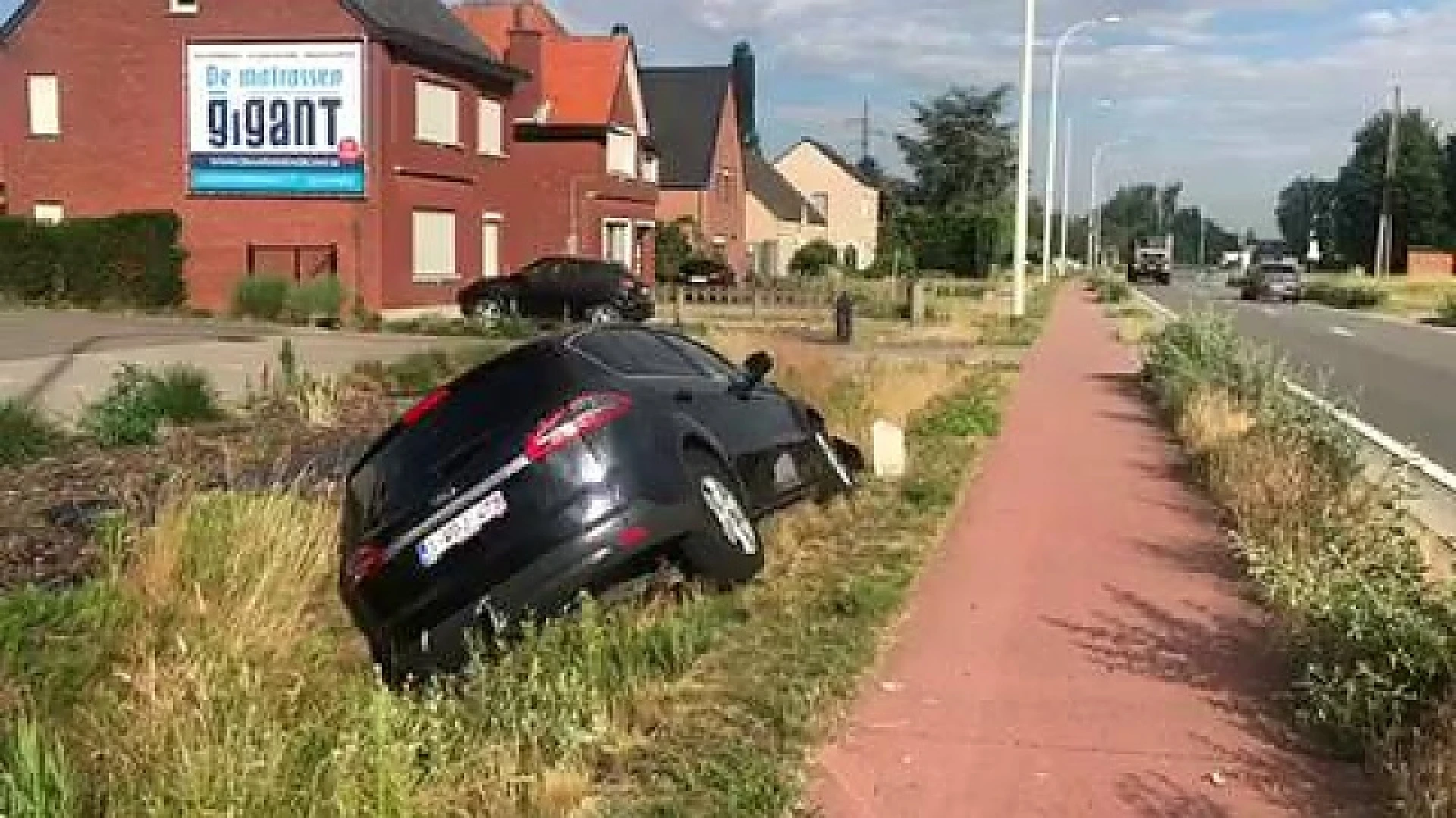 Twee wagens in gracht bij zwaar ongeval aan Liersesteenweg in Aarschot