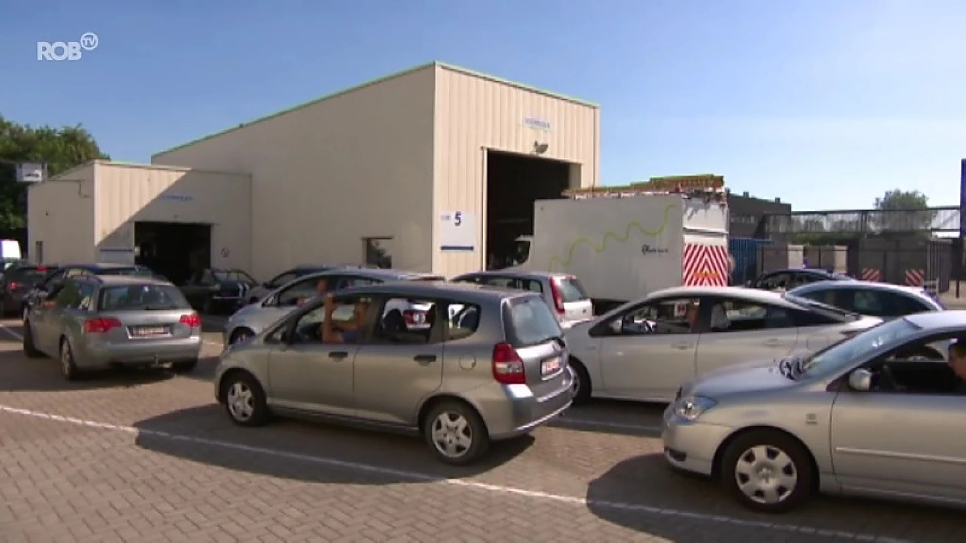 Druk bij autokeuringscentrum in Rotselaar: uren aanschuiven in de hitte