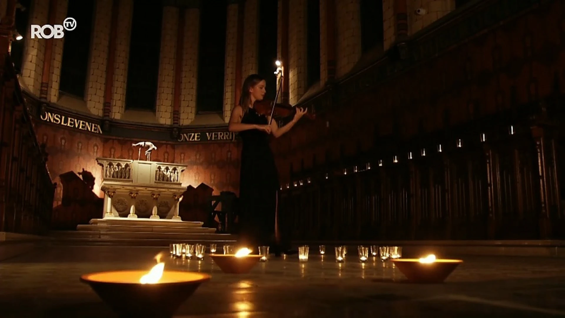 Ontroerend: Clara Evens speelt ontroerend stuk viool in de Gasthuiskapel tijdens St.-Rochusverlichting