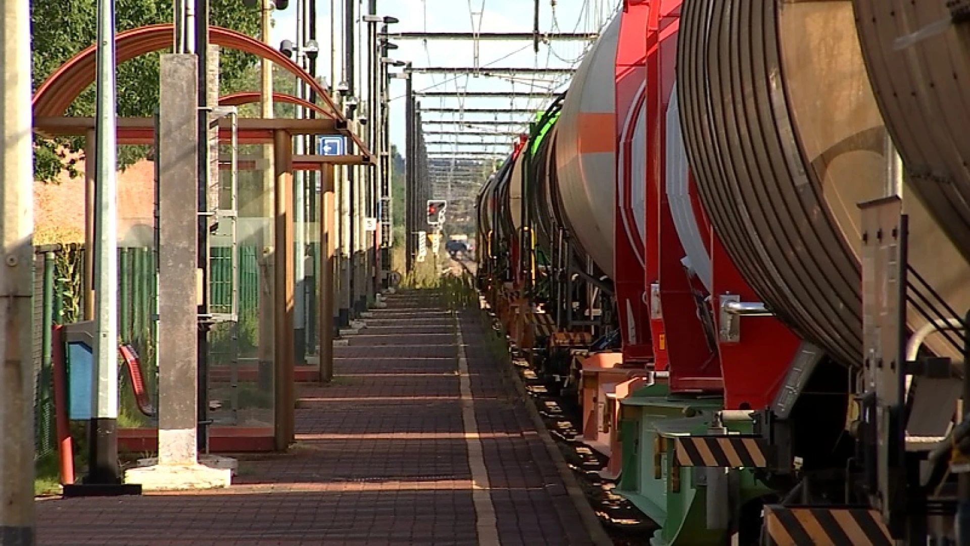 Goederentrein met chemische producten vat vuur in Begijnendijk