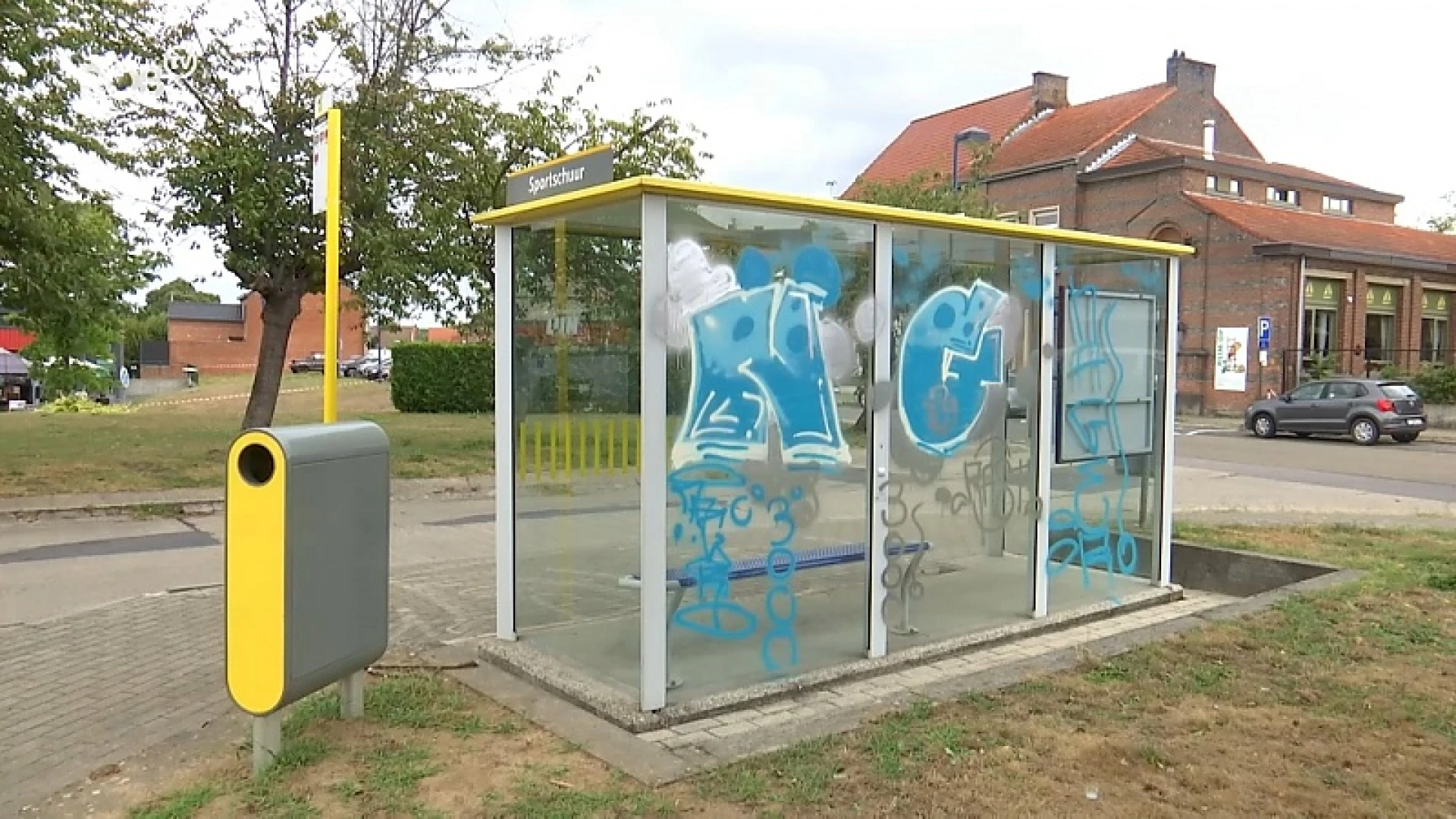 Bushokje in Holsbeek volledig beklad met graffiti