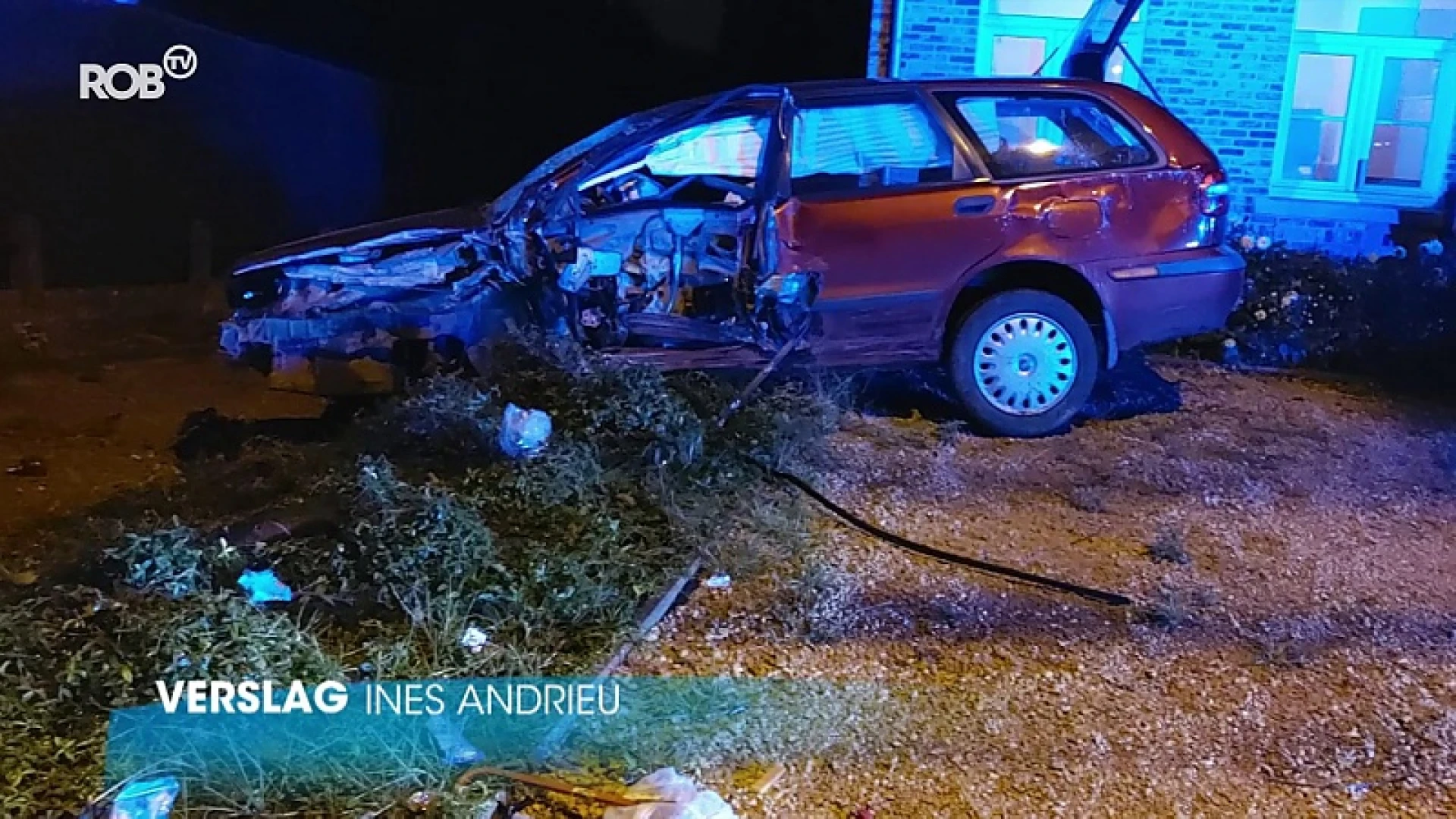 Bestuurder belandt met auto in voortuin na klap tegen elektriciteitspaal