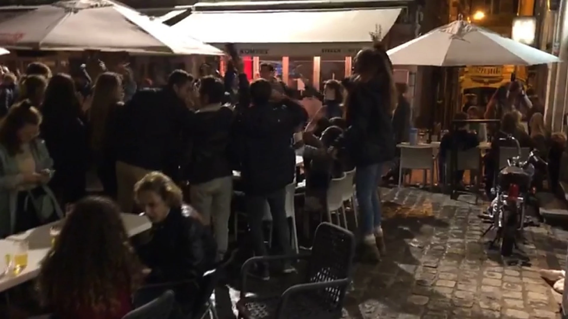 Luid zingen en schermutselingen op Leuvense Oude Markt tijdens laatste café-avond tot 1 uur