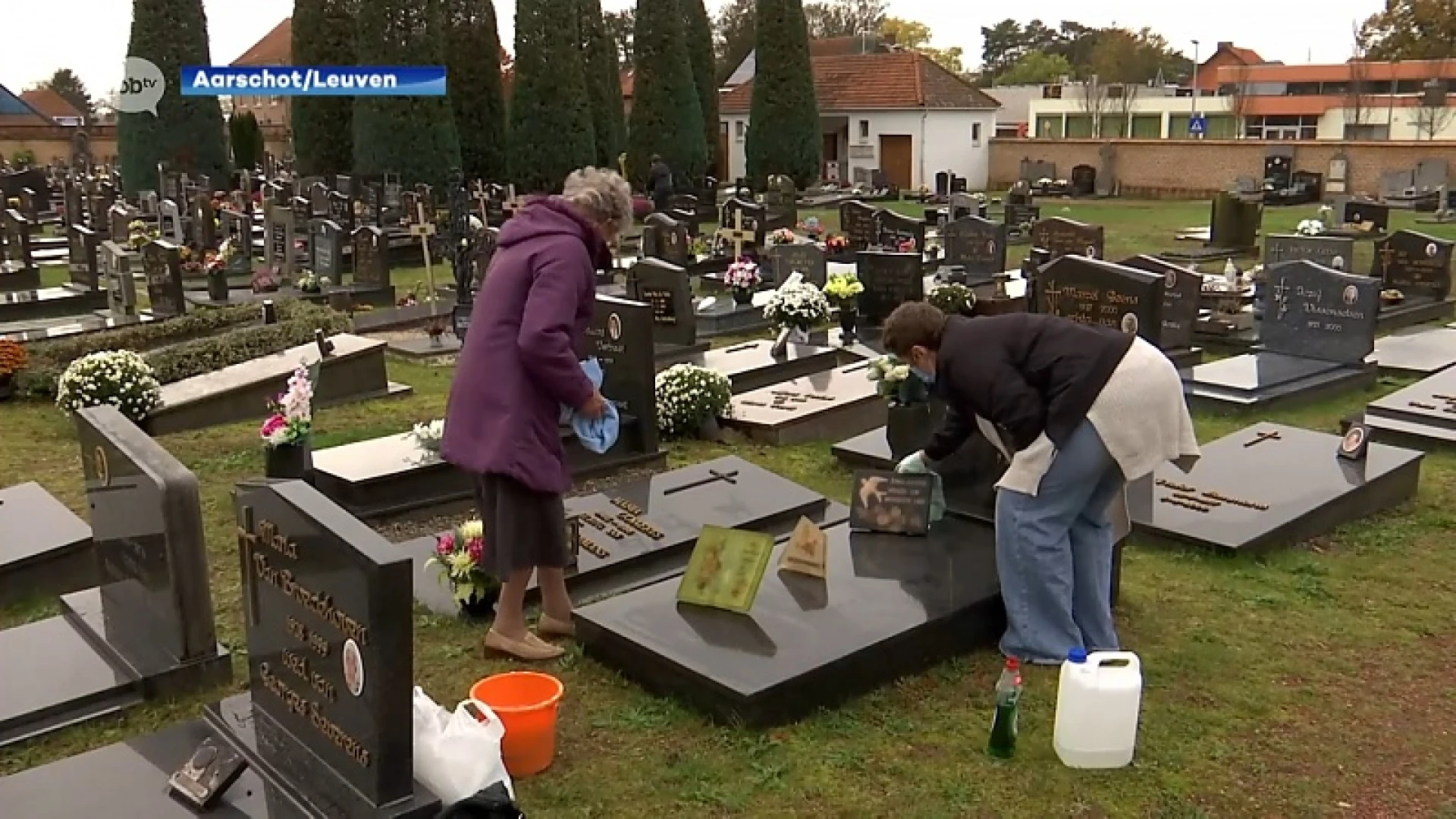 Regiogenoten trekken naar kerkhof om graven te poetsen of bloemetje te zetten tegen Allerheiligen