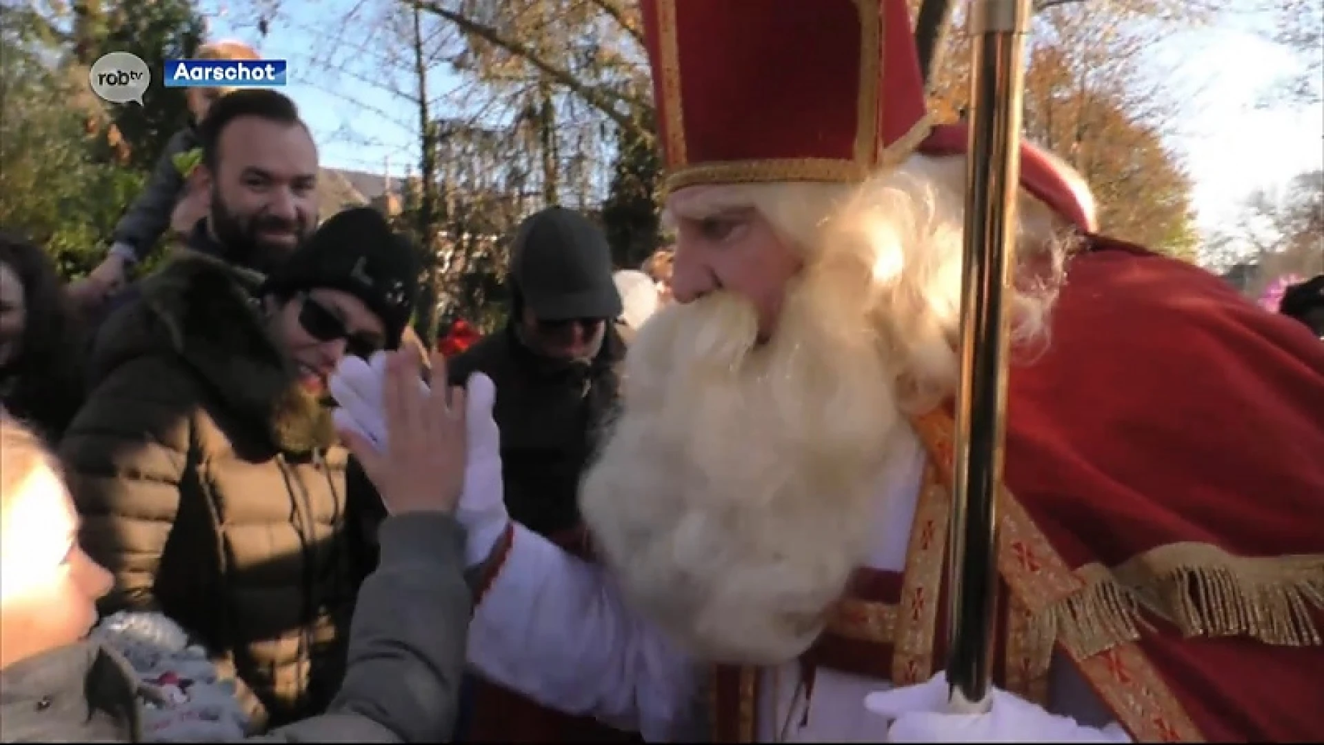 Sinterklaas rijdt met dubbeldeksbus door Aarschot, geen intrede in Leuven