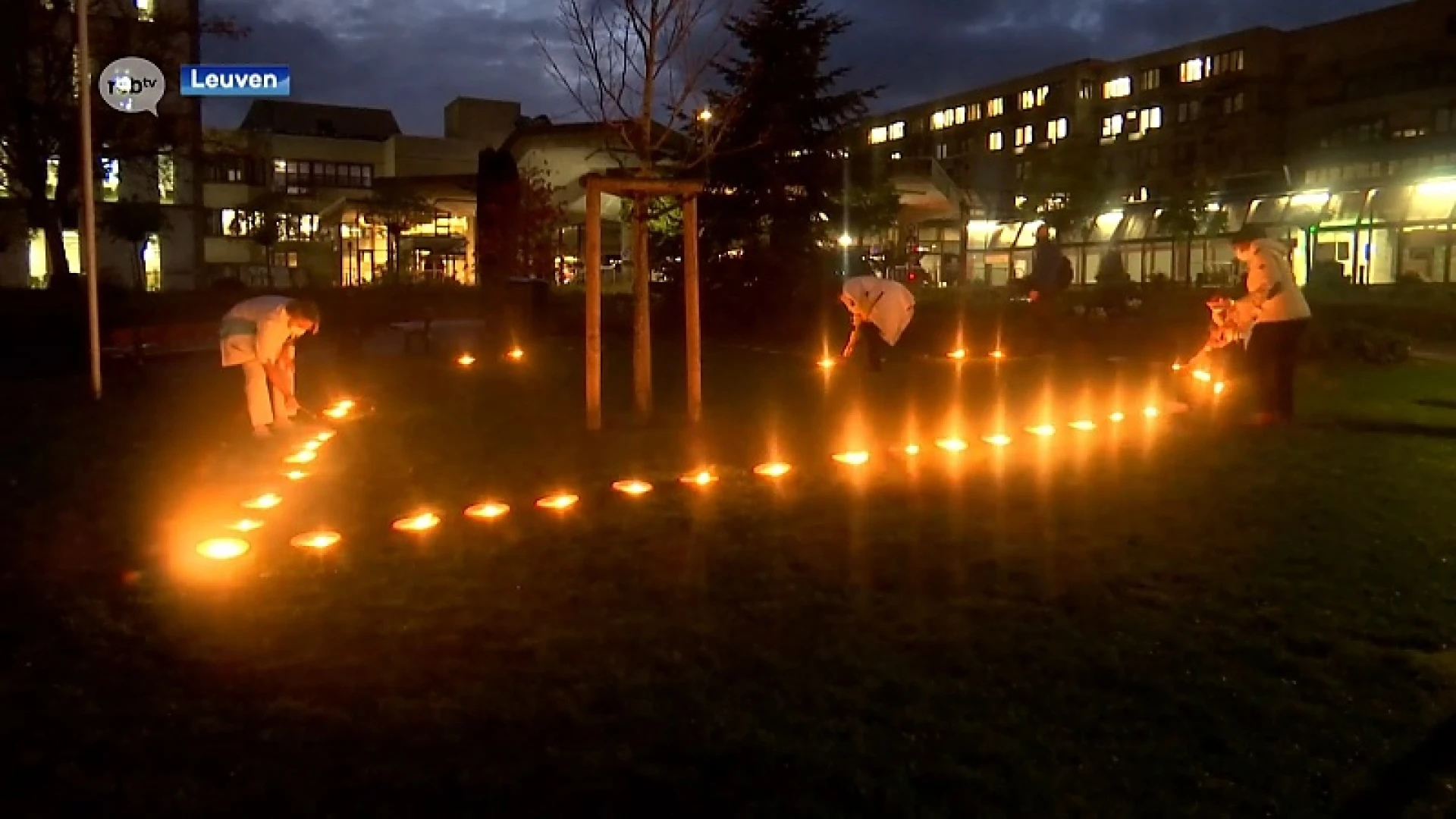 68 grote kaarsen maken groot hart aan ingang UZ Leuven