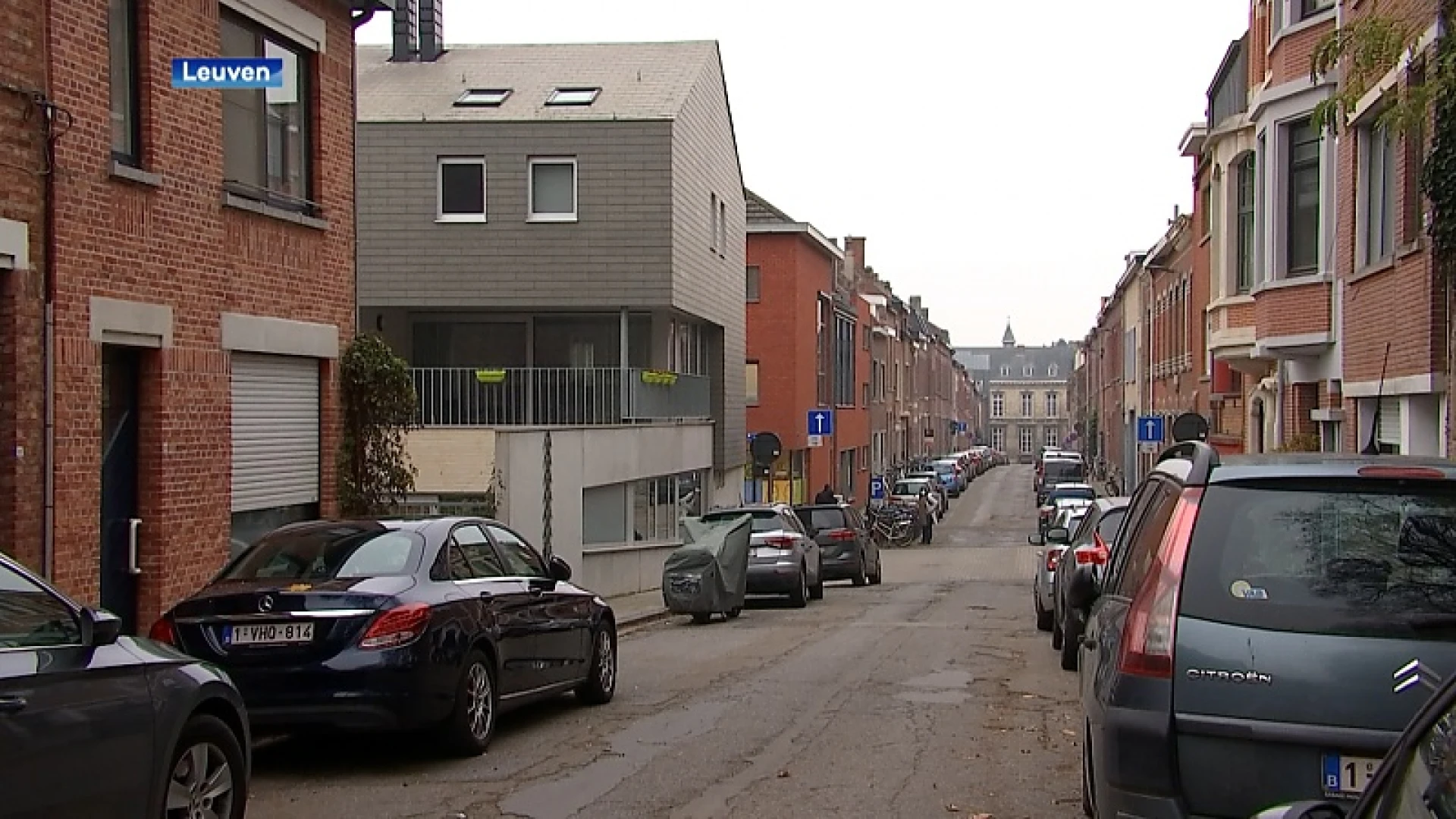 Werken aan voetpaden zorgen voor halvering parkeerplaatsen in Ierse Predikherenstraat in Leuven