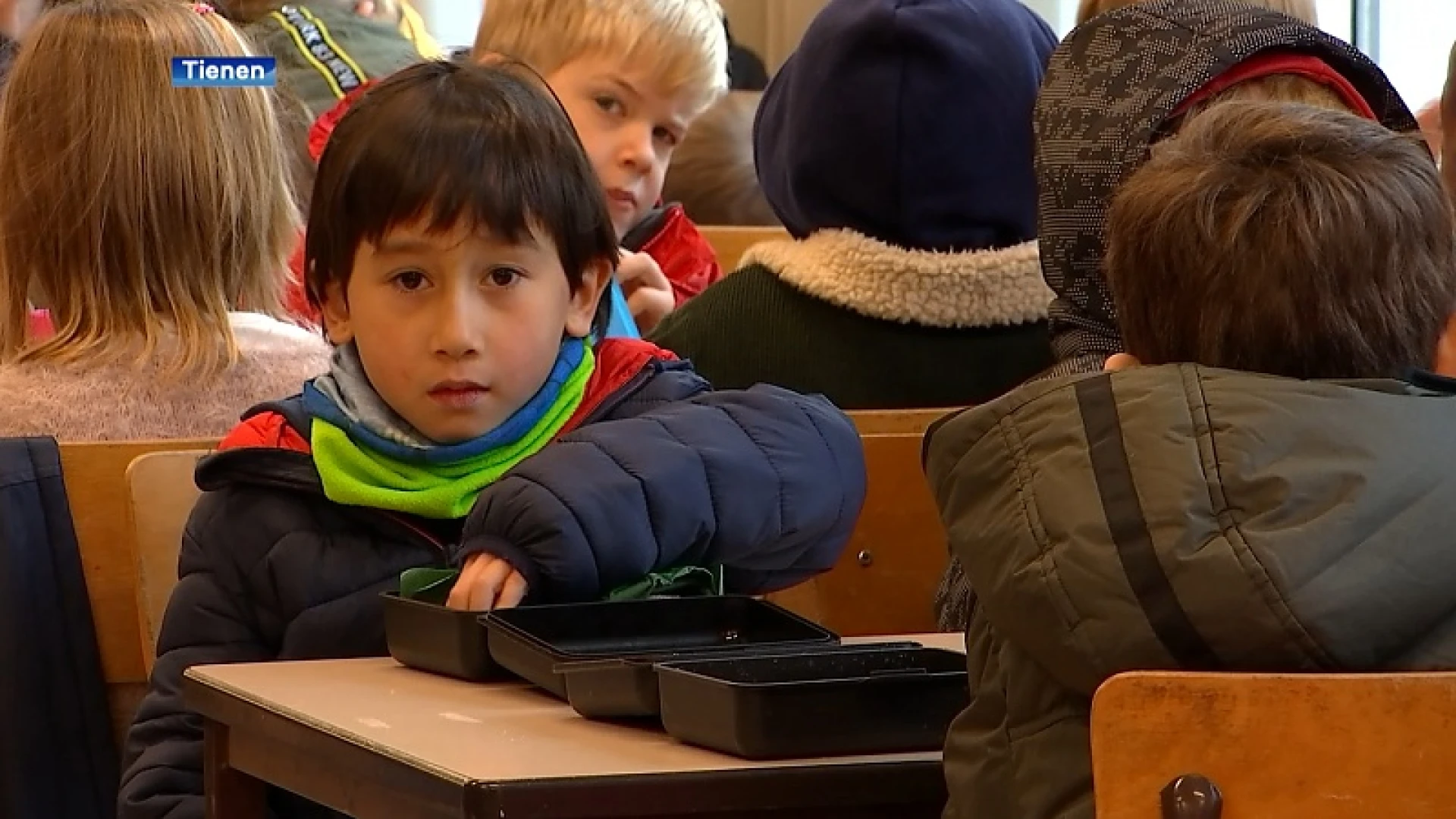 Verluchten tijdens de wintermaanden: in basisschool Immaculata in Tienen eten leerlingen met jas en oorwarmers aan